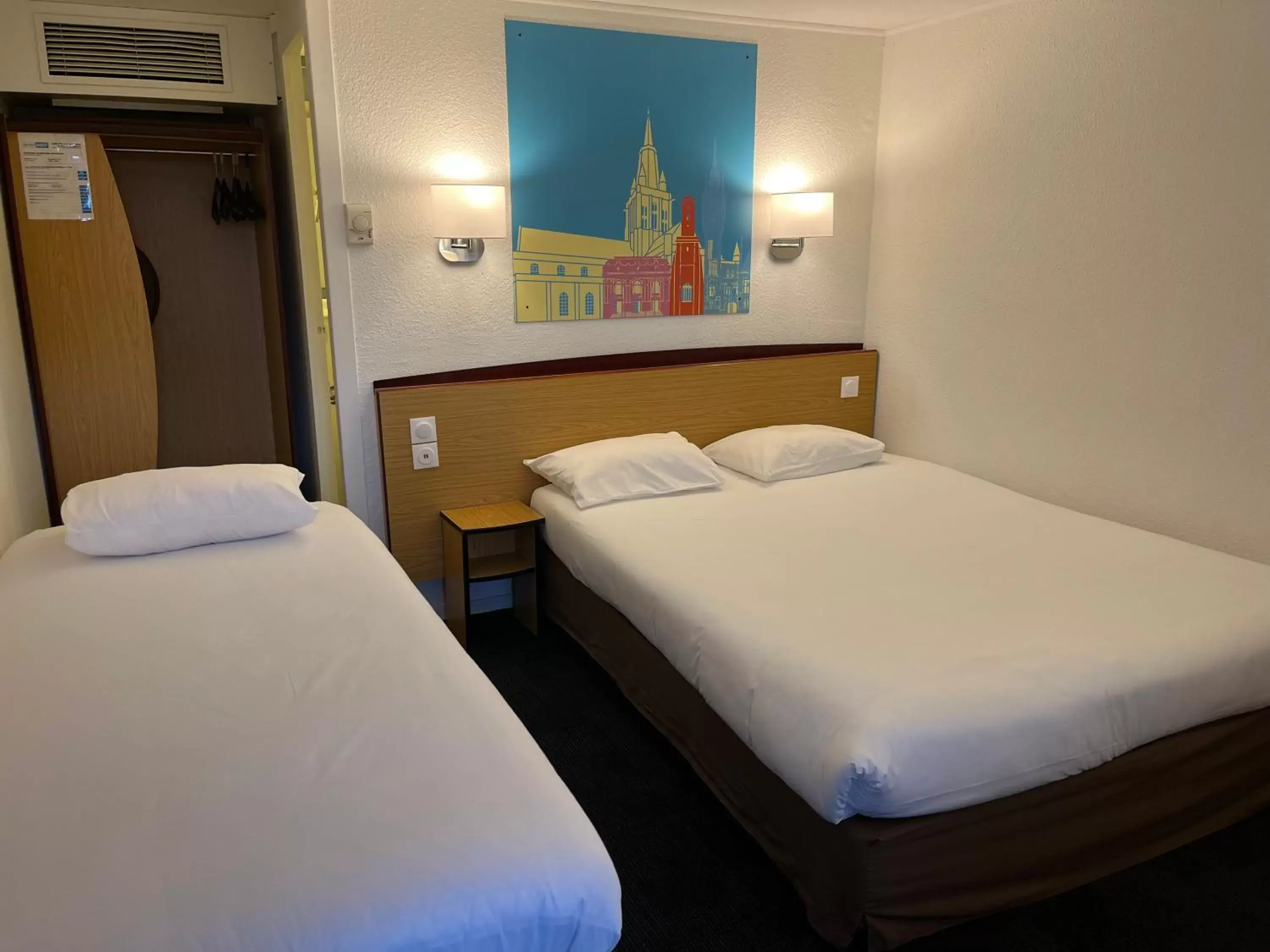Bed in Kyriad Direct Marseille Ouest - Martigues
