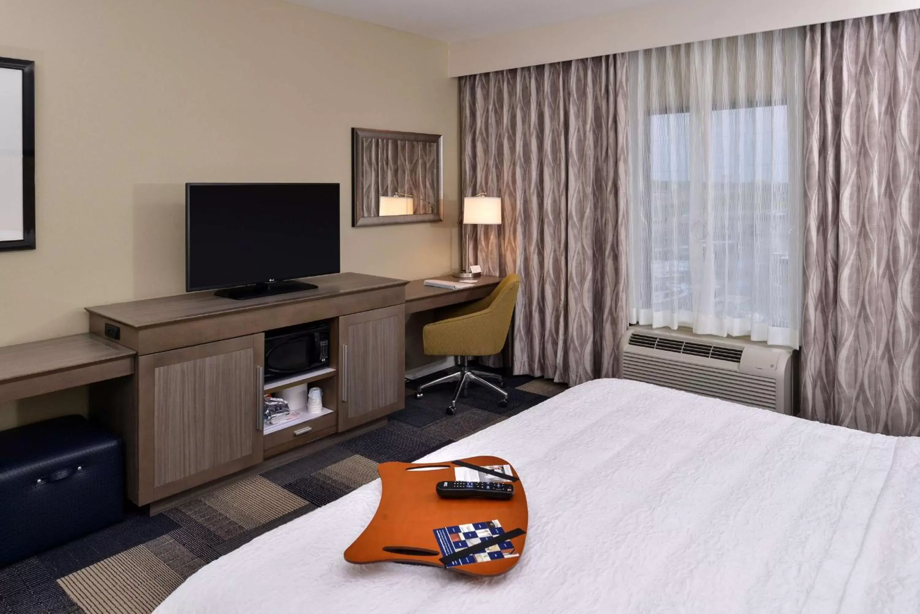 Bed, TV/Entertainment Center in Hampton Inn Broussard-Lafayette