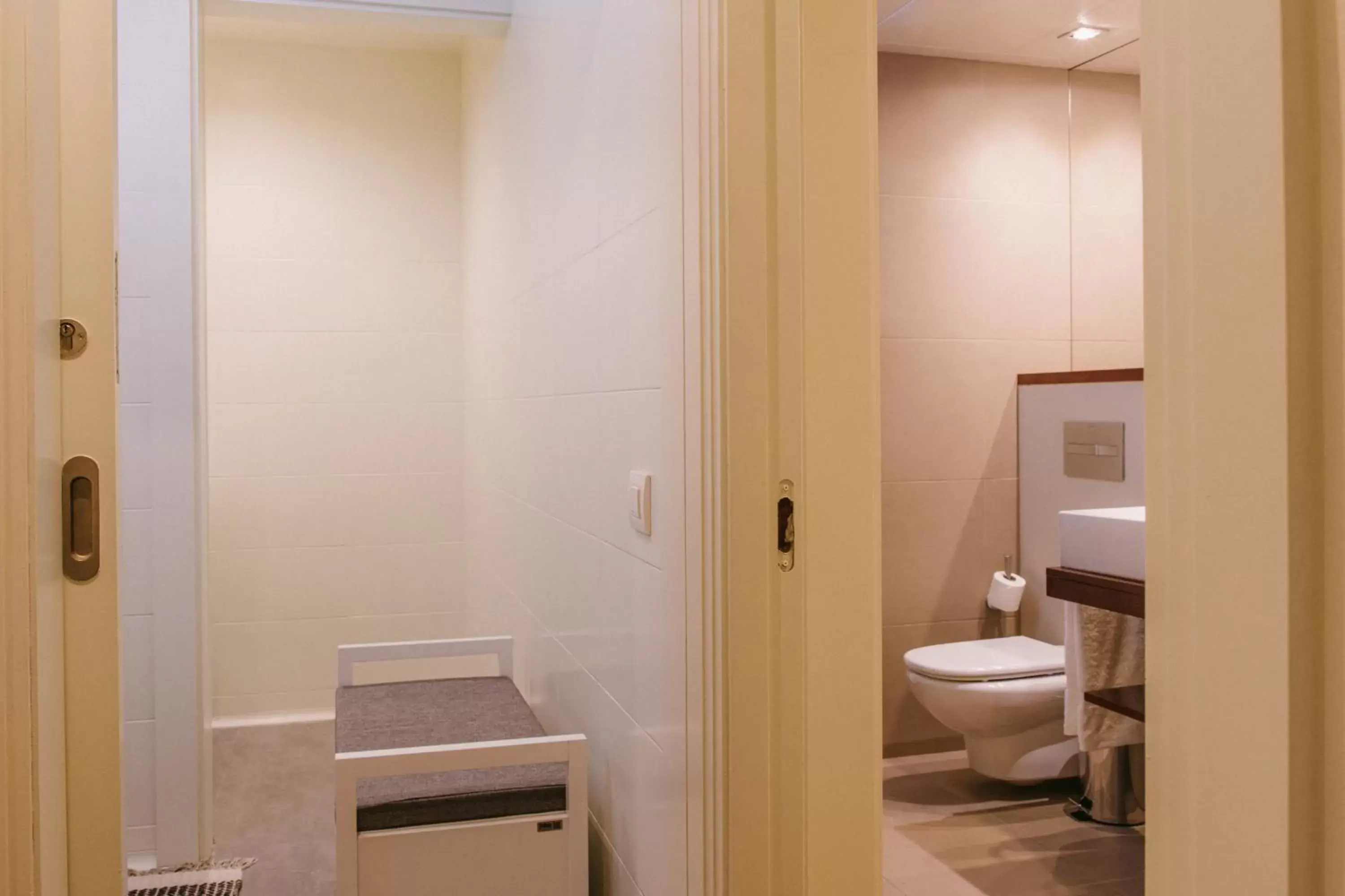 Toilet, Bathroom in Duquesa Suites Barcelona