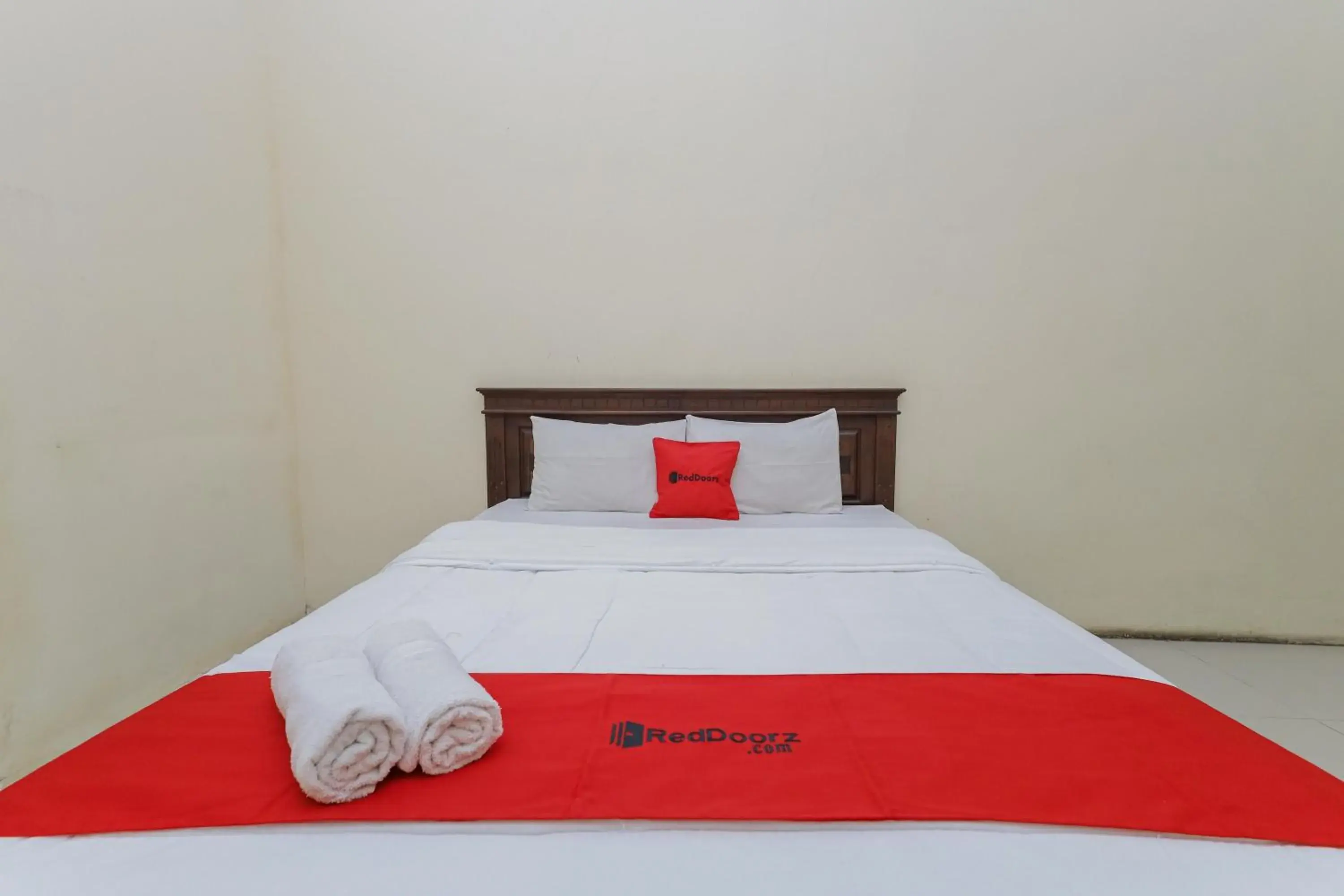 Bed in OYO 564 Bunga Matahari Guest House And Hotel