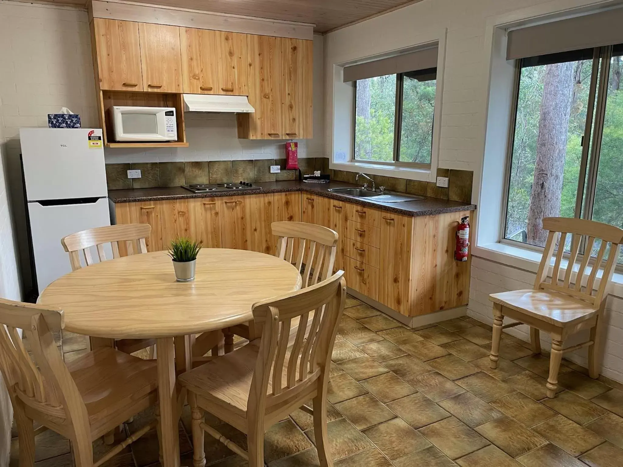 Kitchen or kitchenette in Kianinny Bush Cottages