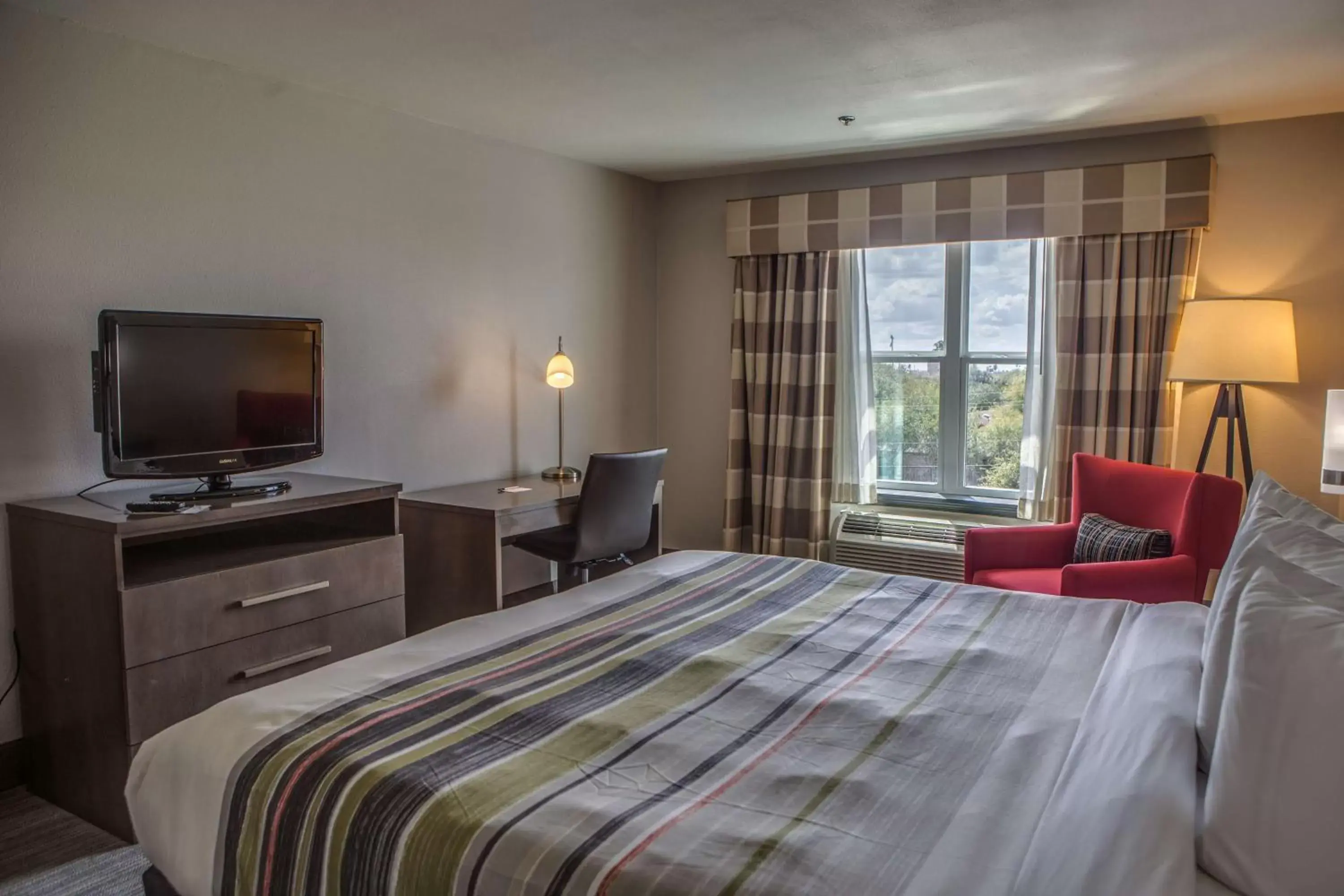 Photo of the whole room, Bed in Country Inn & Suites by Radisson, Harlingen, TX