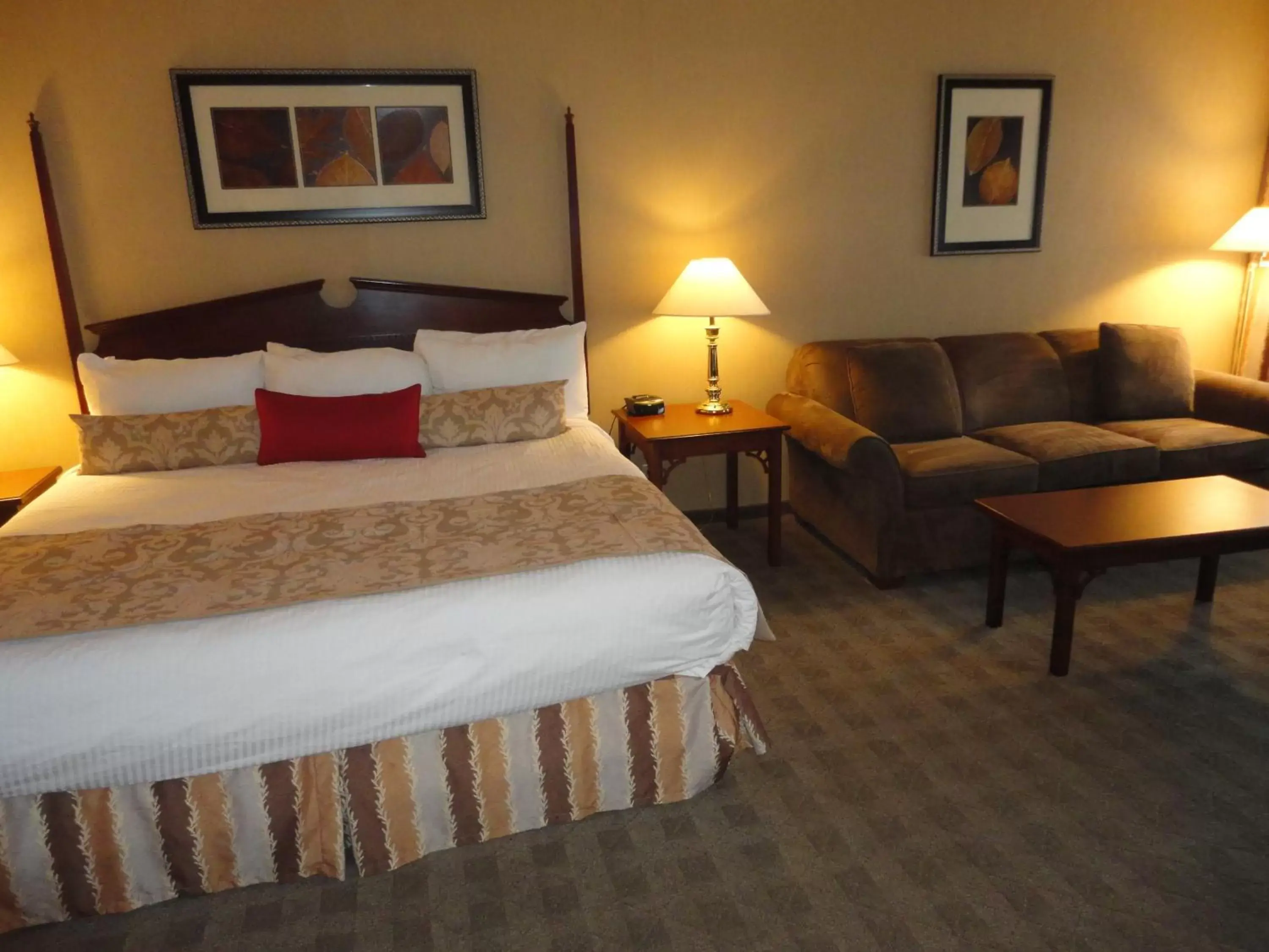 Bed in Ramada by Wyndham Kelowna Hotel & Conference Center