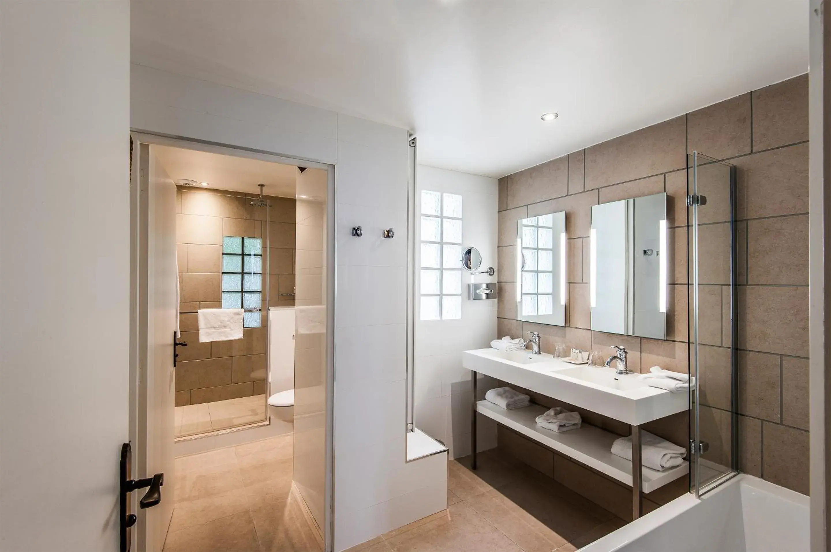 Shower, Bathroom in Best Western Saint Louis - Grand Paris Vincennes