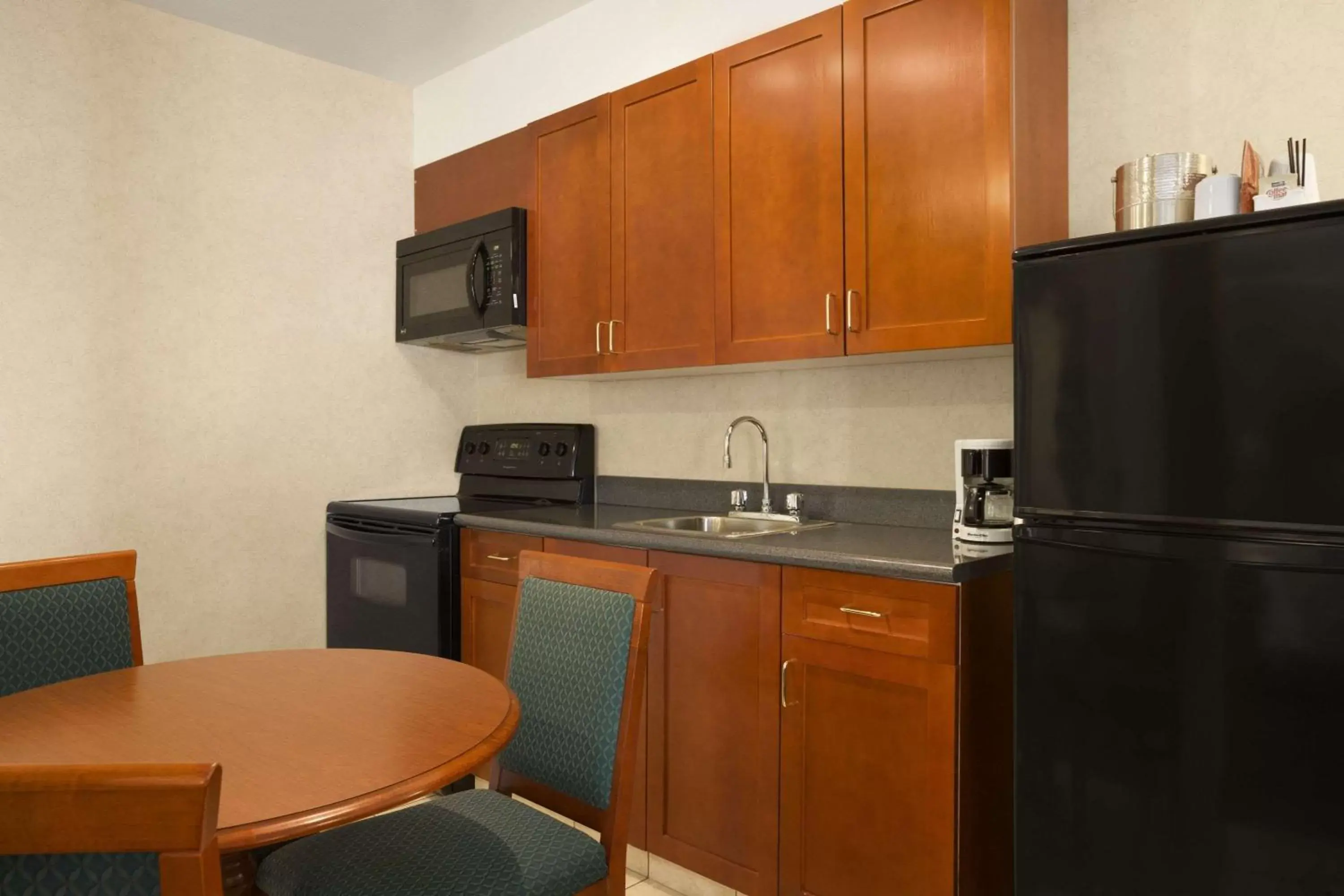 Photo of the whole room, Kitchen/Kitchenette in Travelodge by Wyndham Strathmore