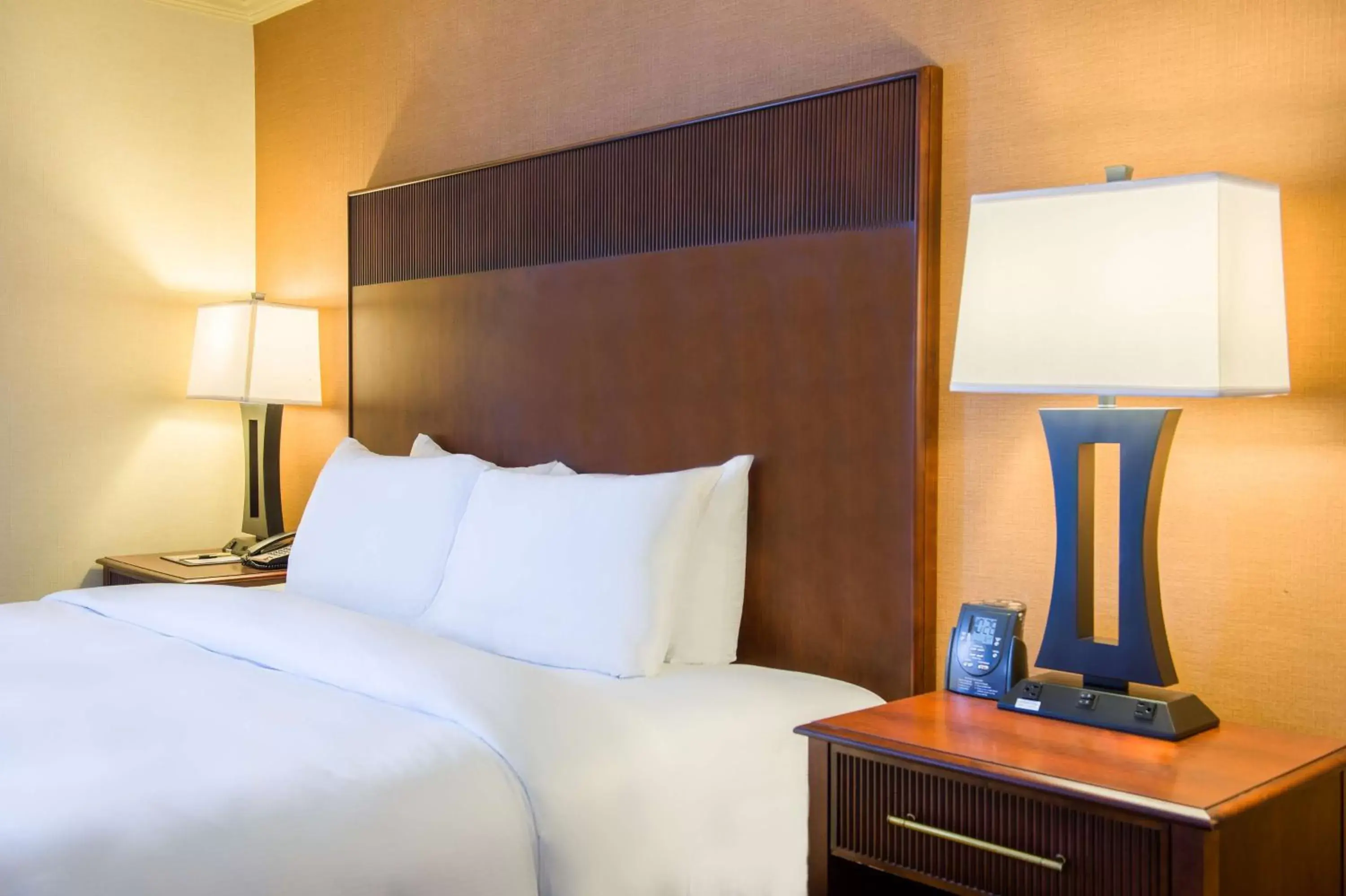 Bed in DoubleTree by Hilton Philadelphia Airport