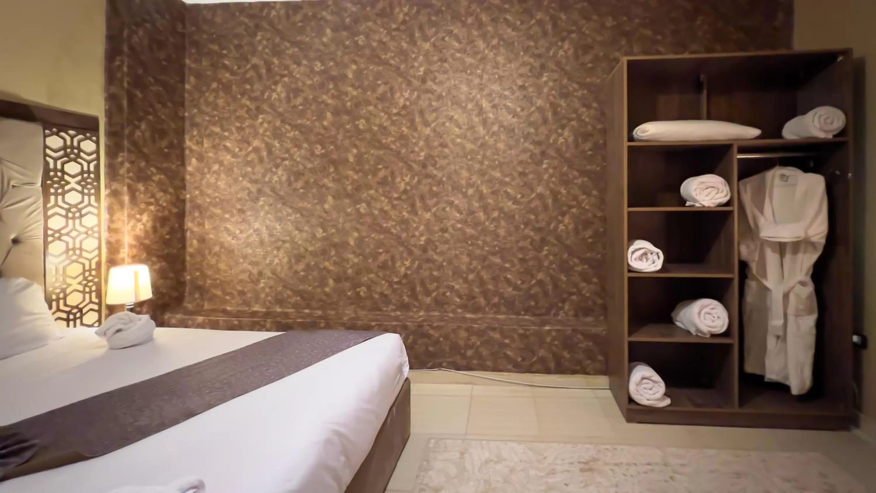 Bed, Bathroom in King Cheops Inn - Pyramid View