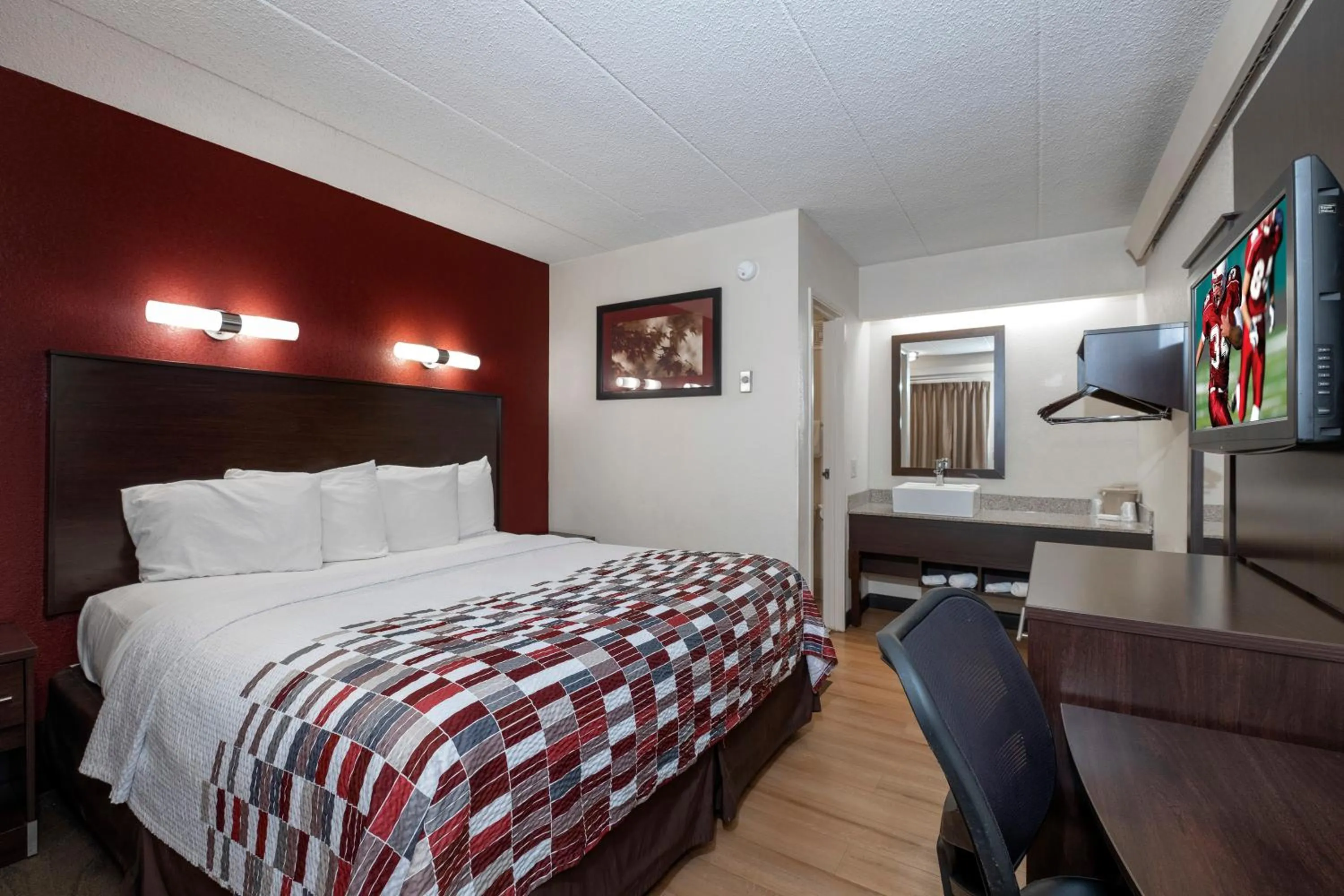 Photo of the whole room, Bed in Red Roof Inn Washington DC-Lanham