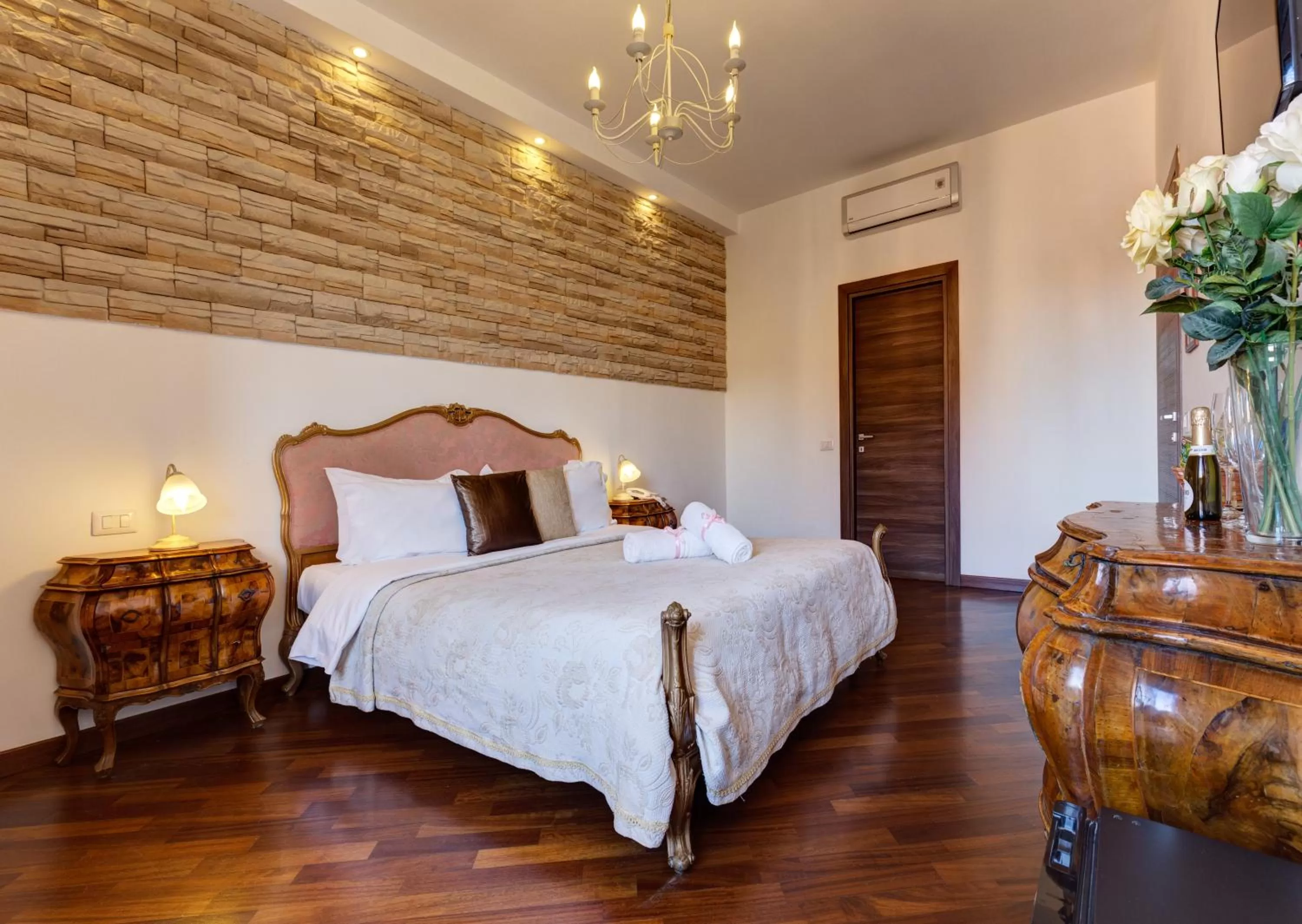 Photo of the whole room, Bed in Little Rhome Suites