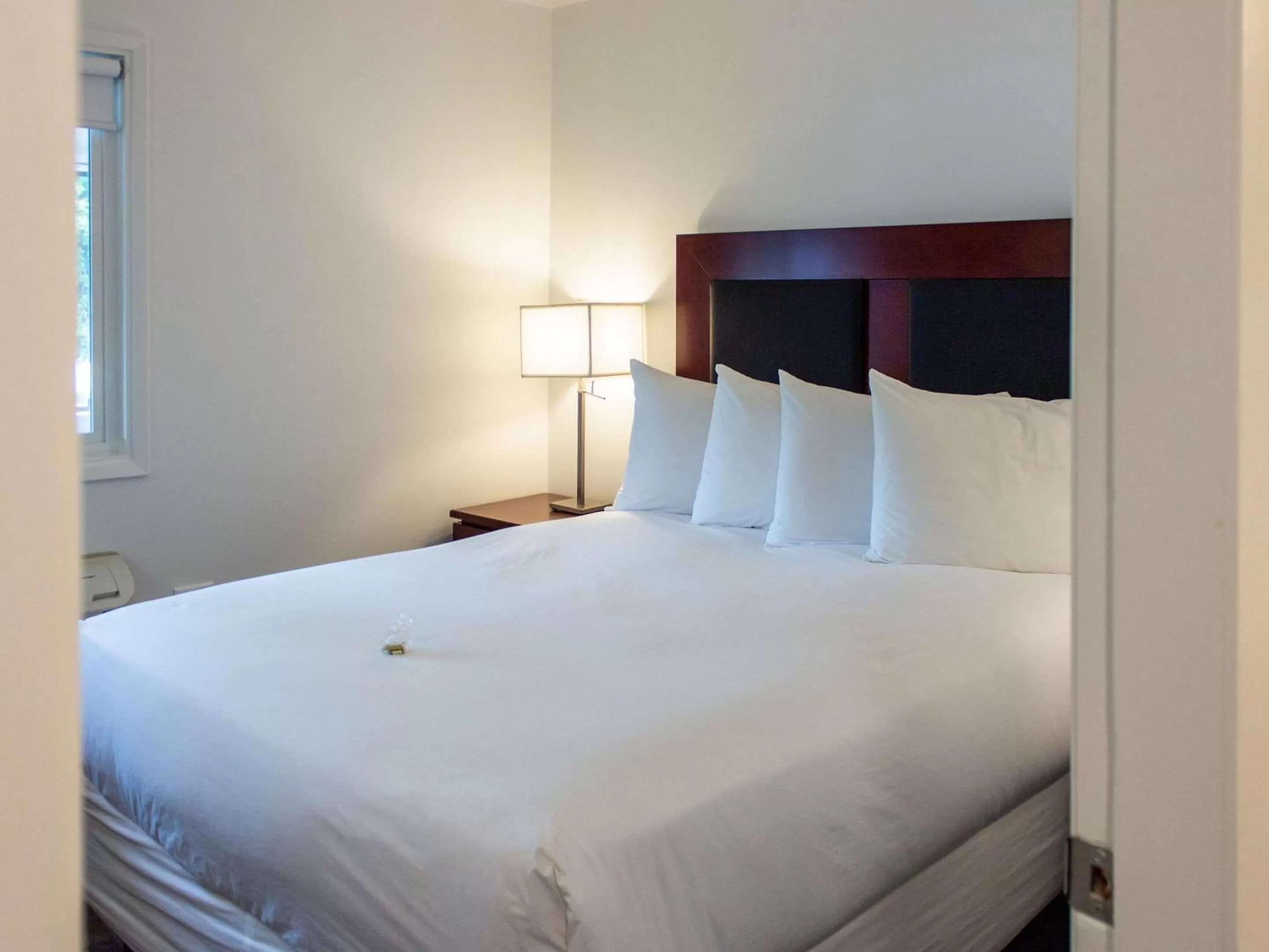 Bedroom, Bed in Hotel Penticton, Ascend Hotel Collection