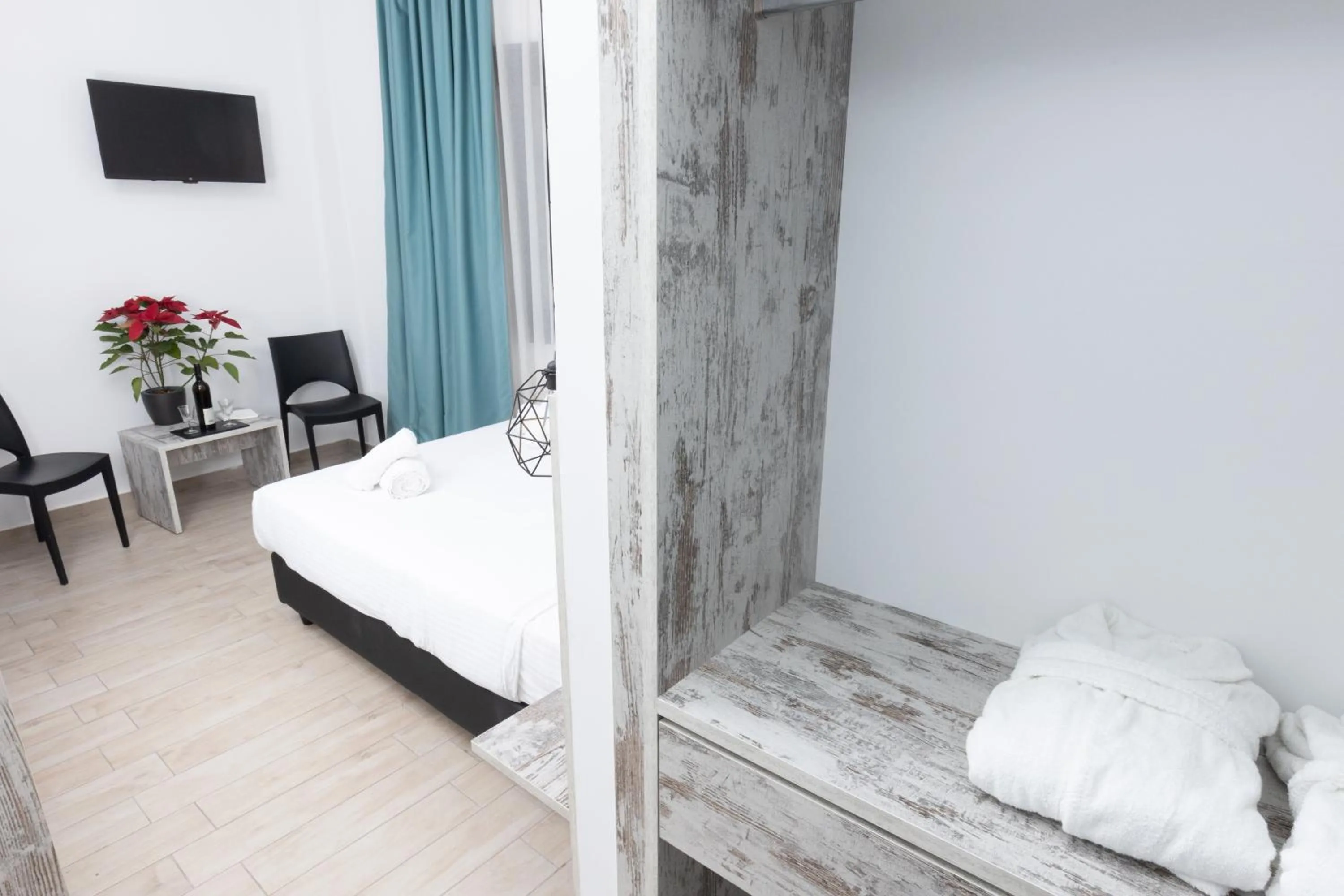 Photo of the whole room, Bed in Evita Asty