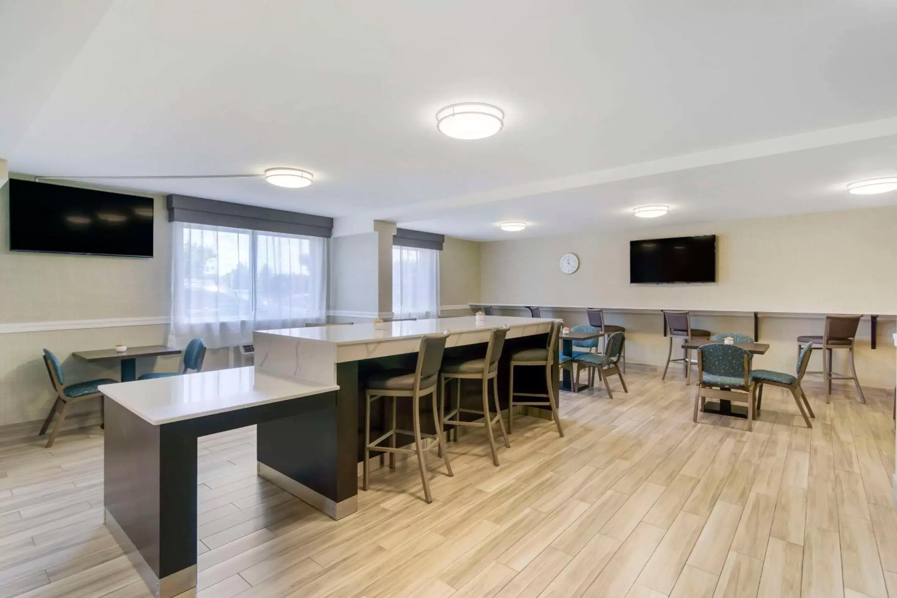Breakfast, Dining Area in Comfort Inn & Suites Pacific – Auburn