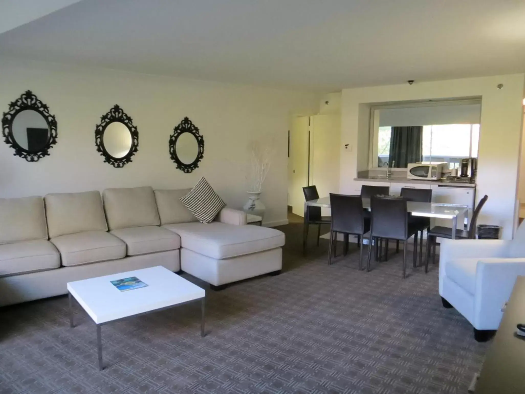 Kitchen or kitchenette, Seating Area in Toronto Don Valley Hotel and Suites