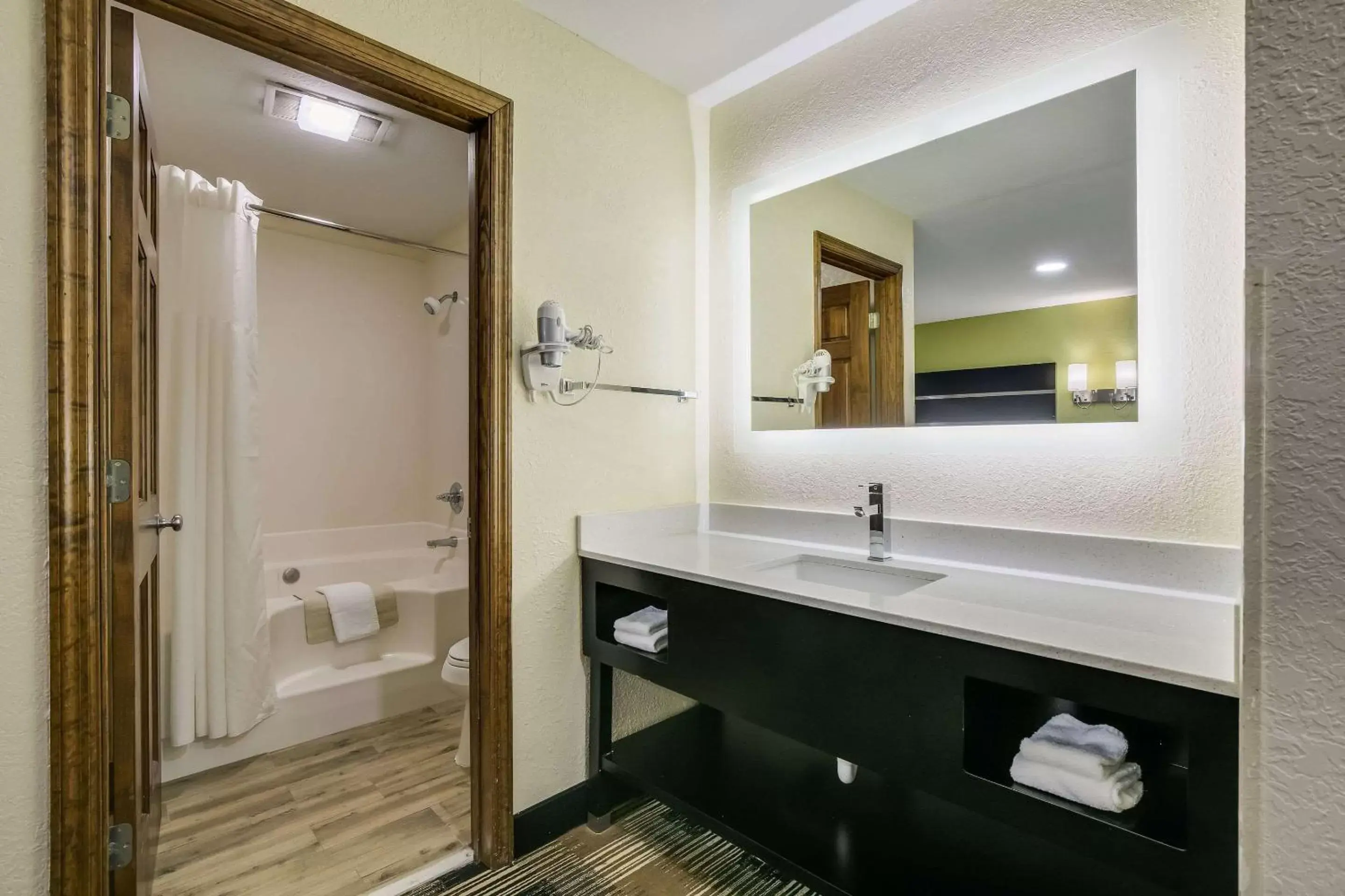 Photo of the whole room, Bathroom in Quality Inn & Suites Mount Chalet