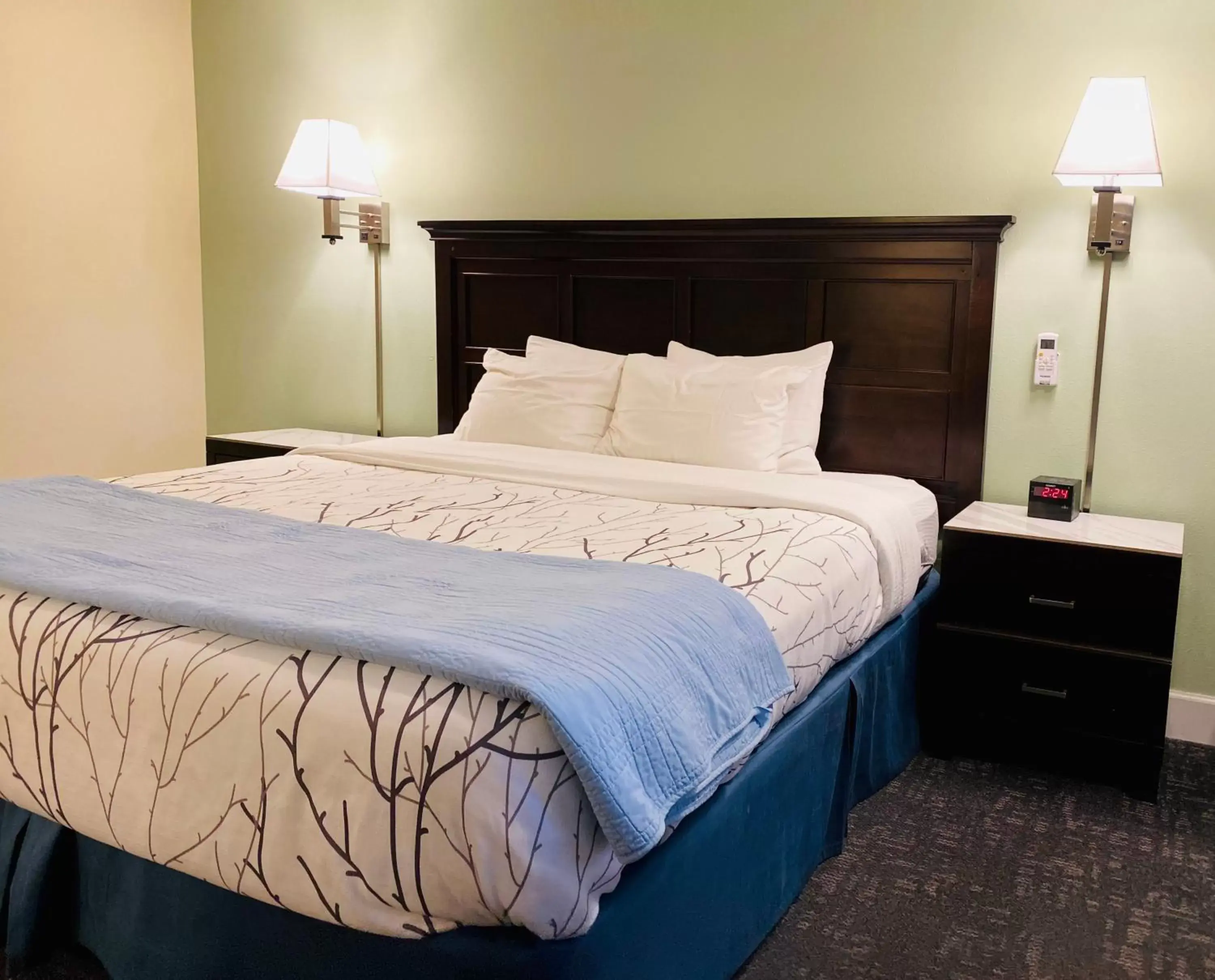 Bed in Salida Inn & Monarch Suites