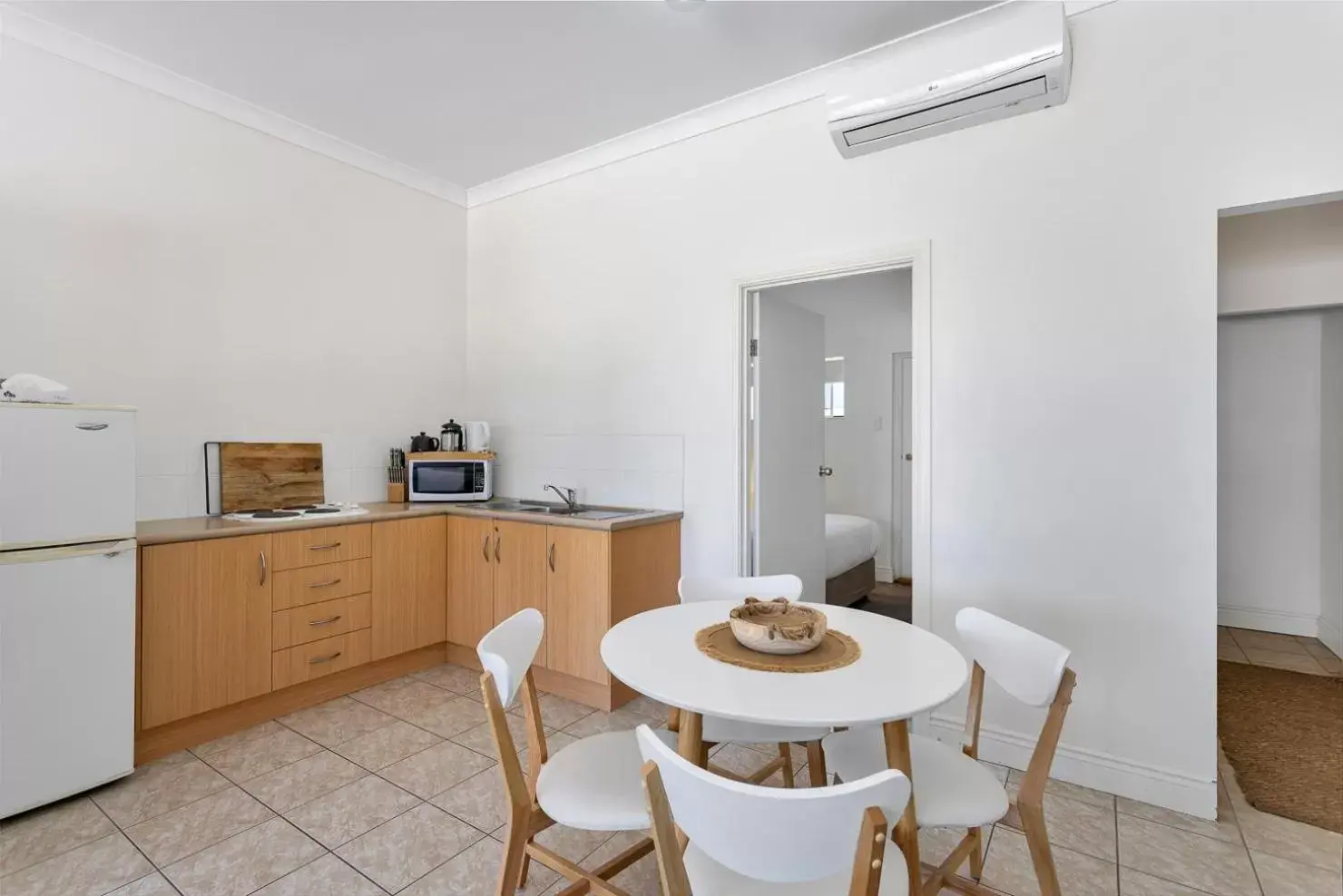 Kitchen or kitchenette, Dining Area in Coast Motel and Apartments