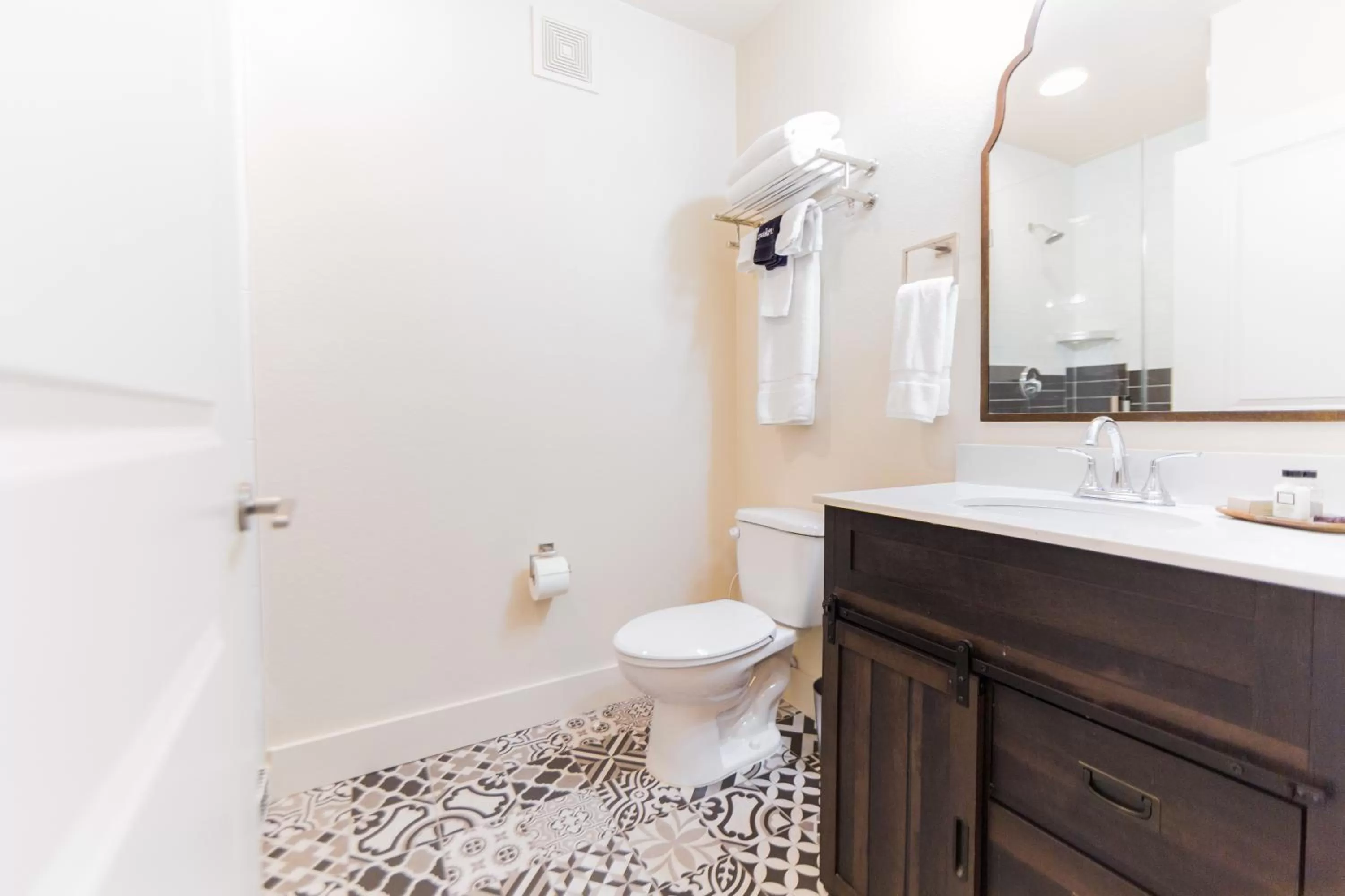 Bathroom in The Bishop Arts Hotel by Qresorts