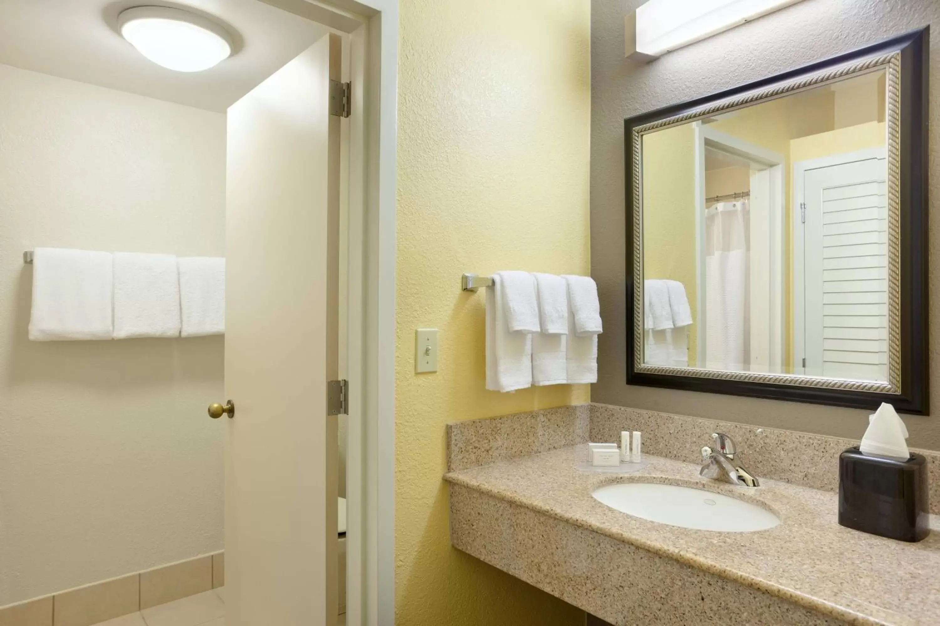 Bathroom in Courtyard by Marriott Fort Lauderdale Plantation