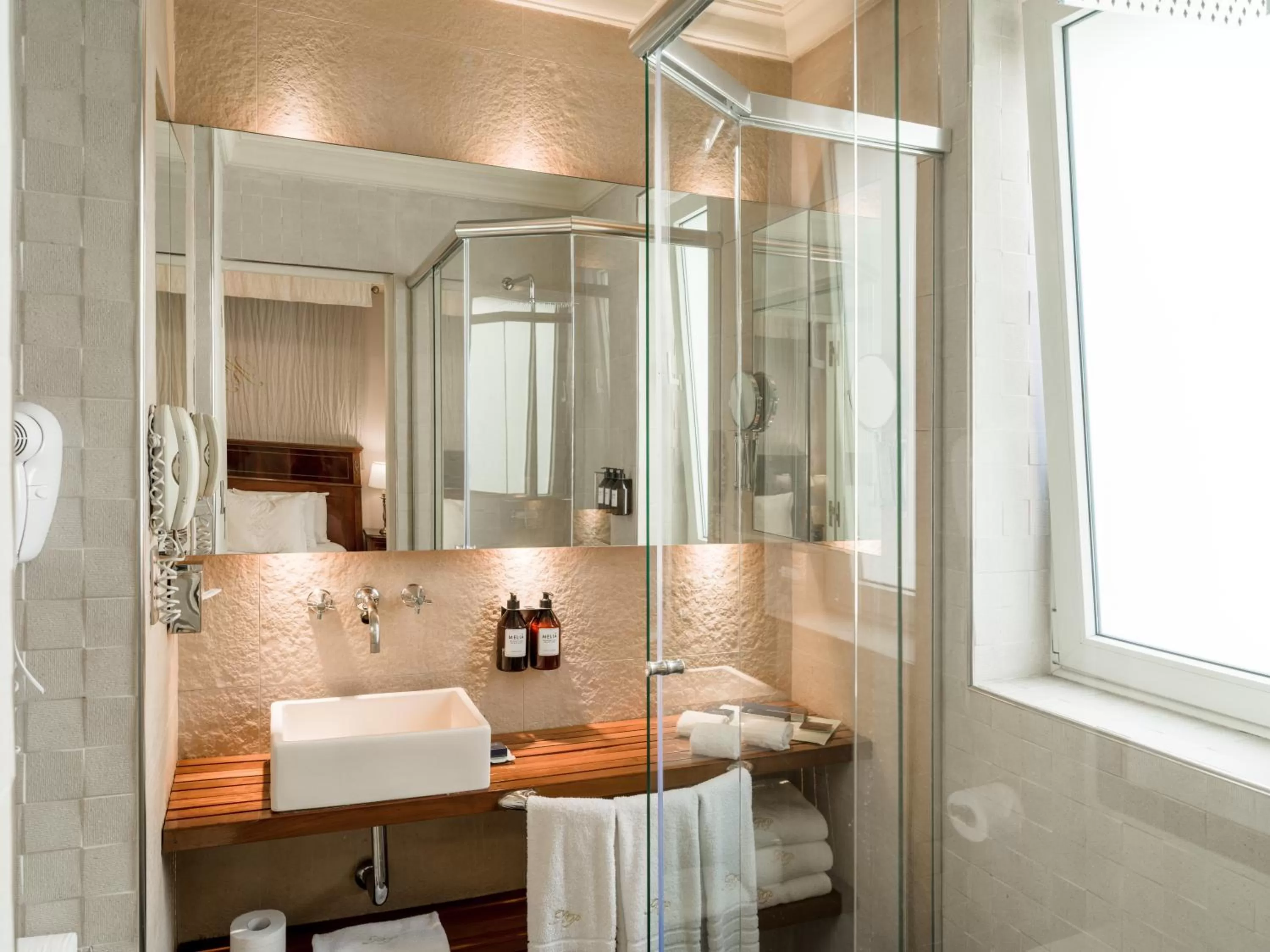 Shower, Bed in Melia Recoleta Plaza Hotel
