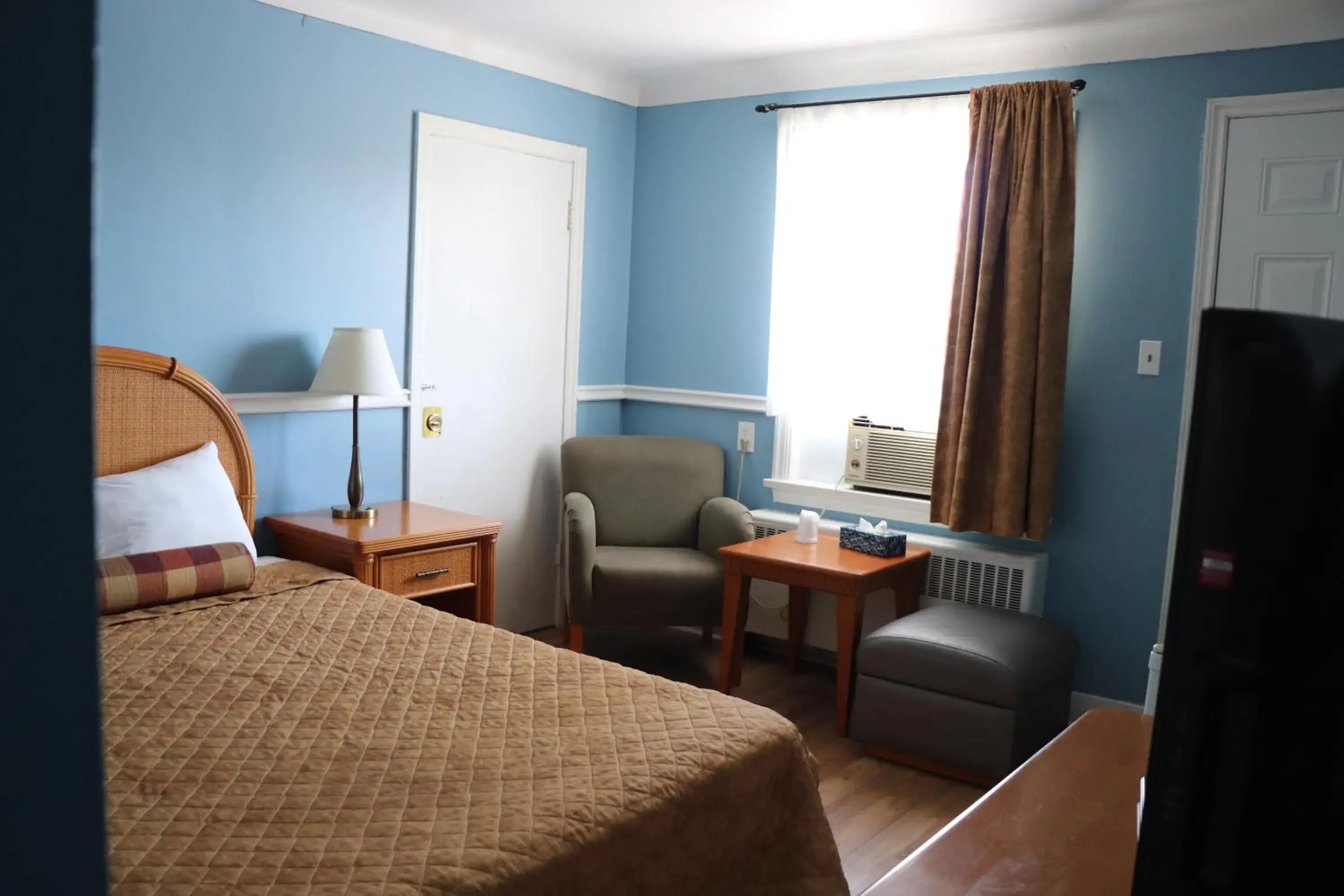 Photo of the whole room, Seating Area in Falcon Inn