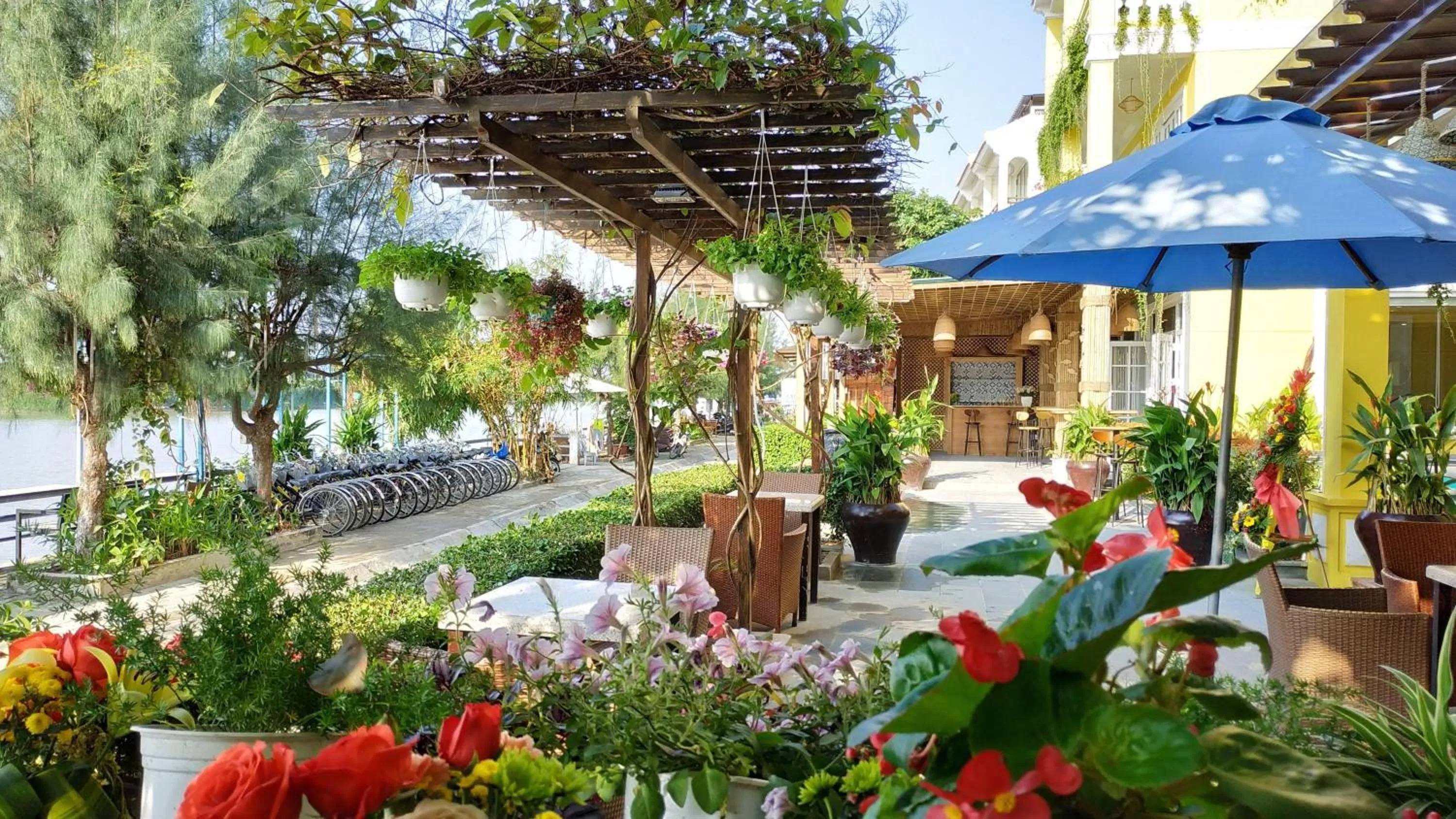 Patio, Restaurant/Places to Eat in TRIPLE Riverside Villa Hotel HoiAn