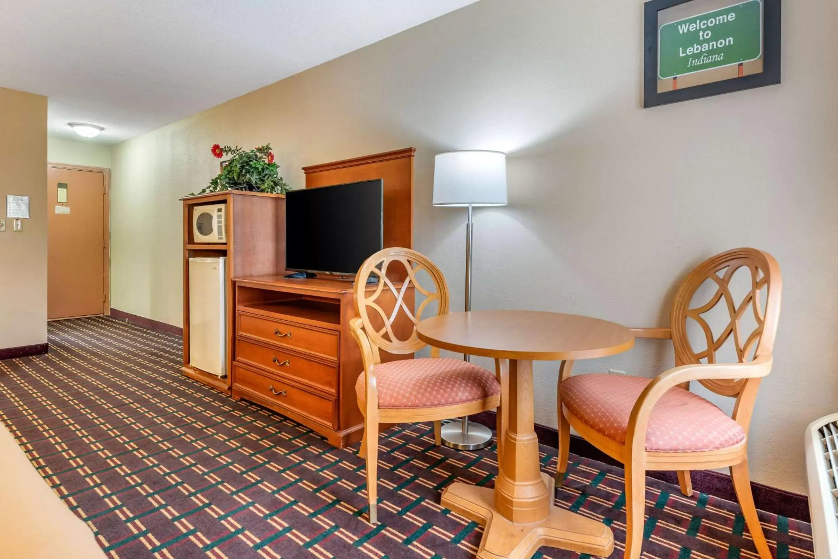 Photo of the whole room, TV/Entertainment Center in Econo Lodge Lebanon