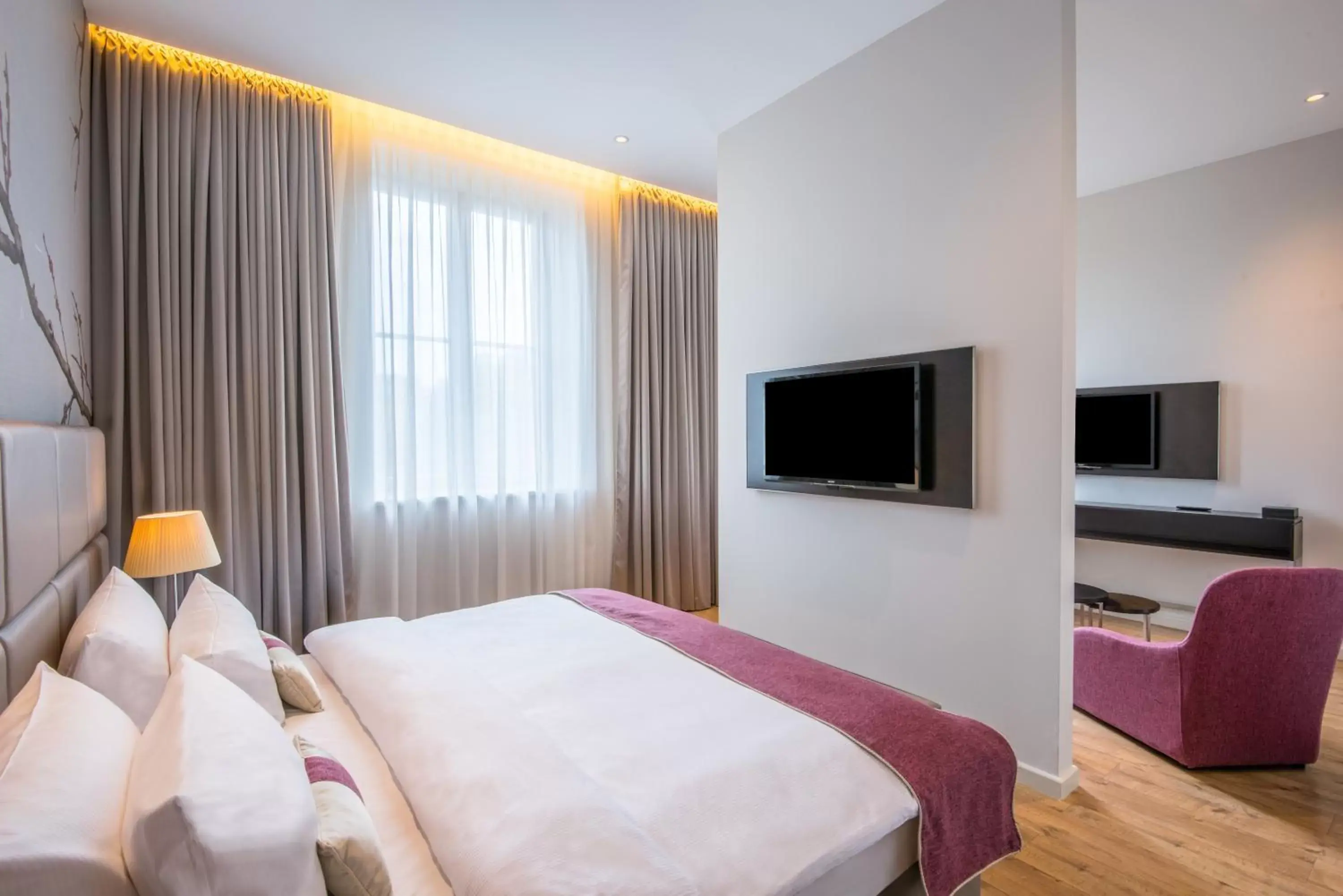 Bedroom, Bed in Crowne Plaza Berlin - Potsdamer Platz, an IHG Hotel