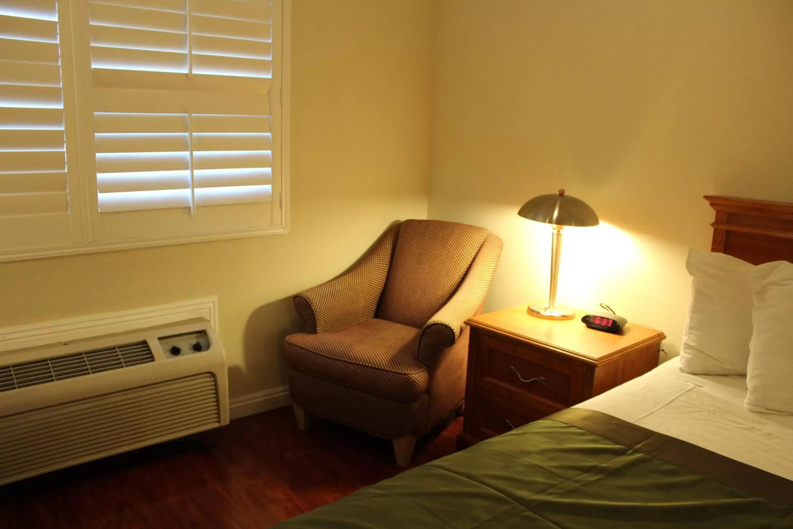 Photo of the whole room, Bed in Garden Inn San Gabriel