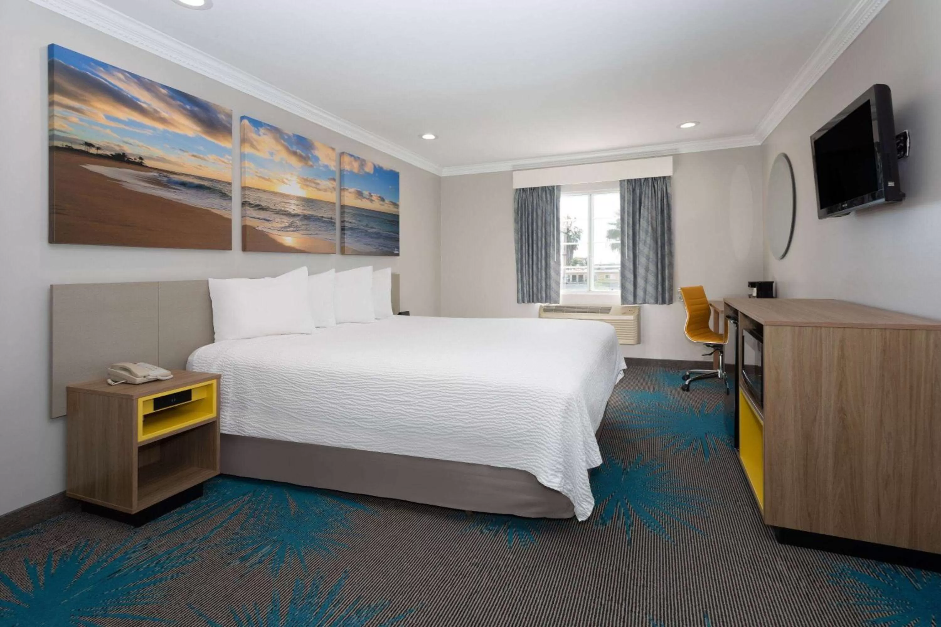 Photo of the whole room, Bed in Days Inn by Wyndham Santa Monica