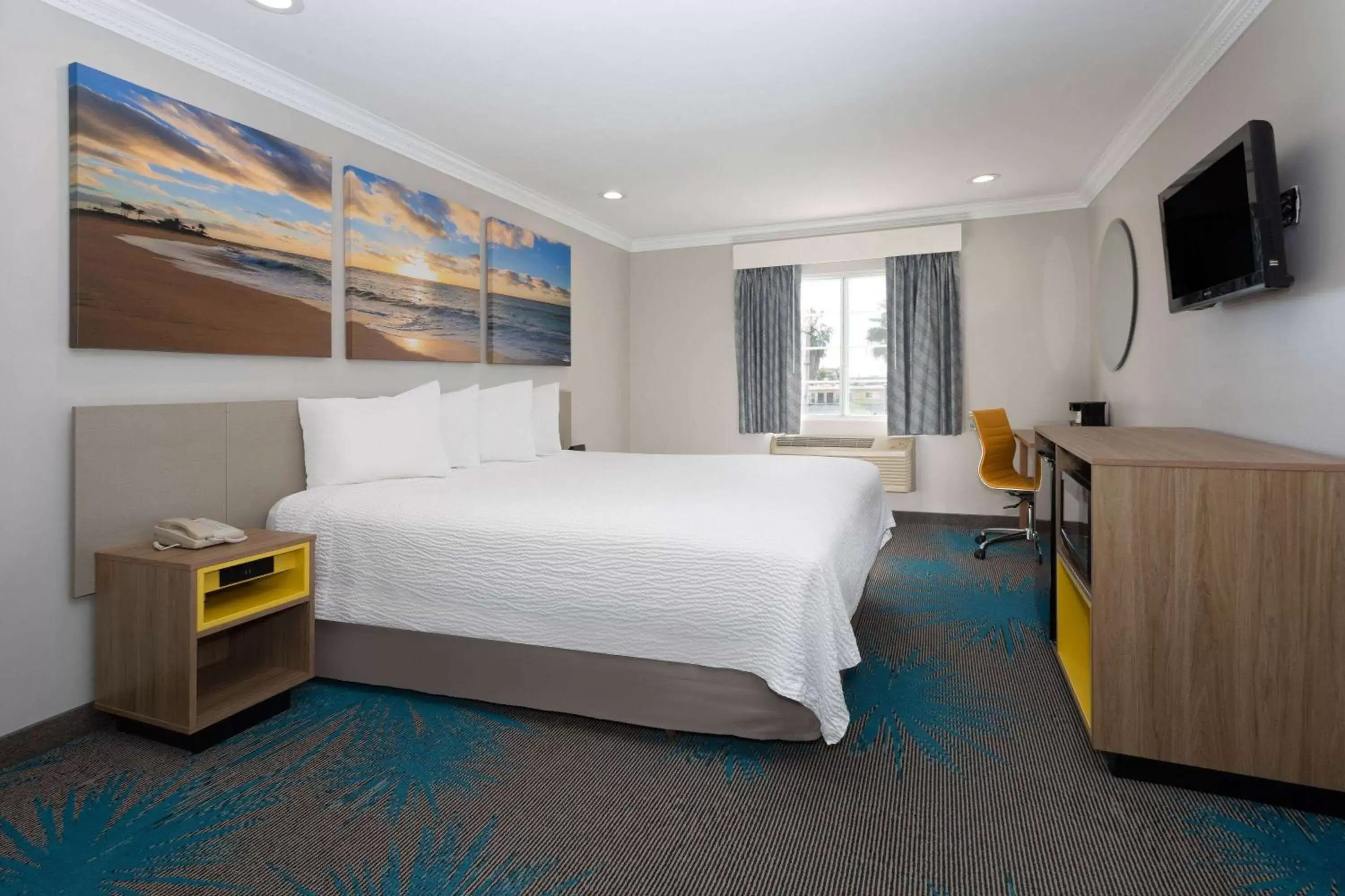 Photo of the whole room, Bed in Days Inn by Wyndham Santa Monica/Los Angeles