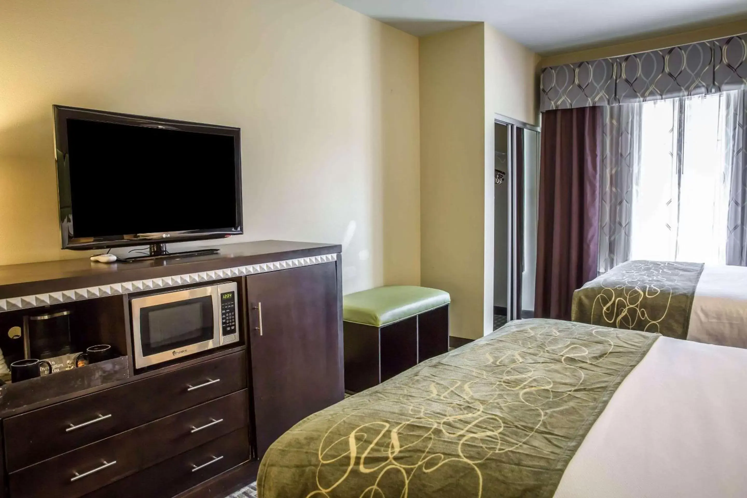 Photo of the whole room, TV/Entertainment Center in Comfort Suites New Bern near Cherry Point