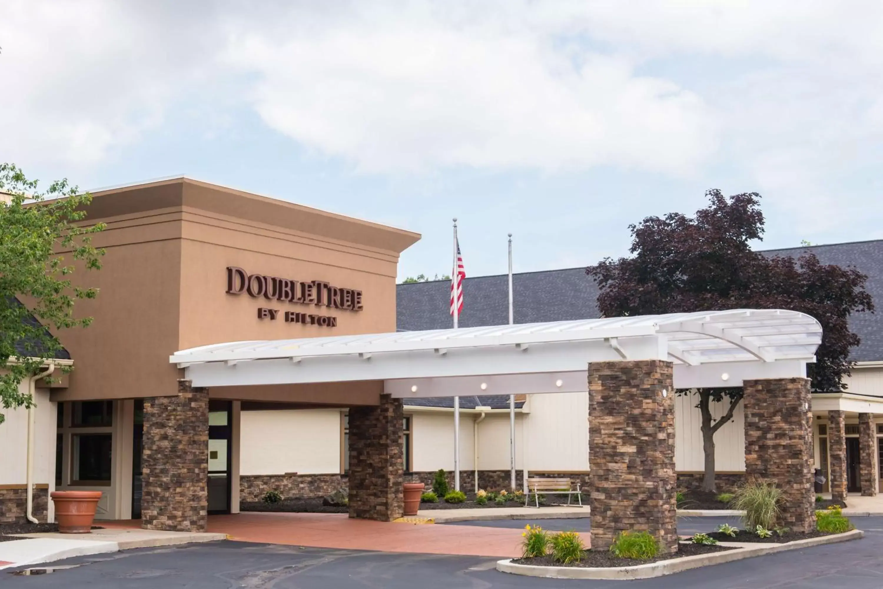 Property Building in DoubleTree by Hilton Cleveland – Westlake