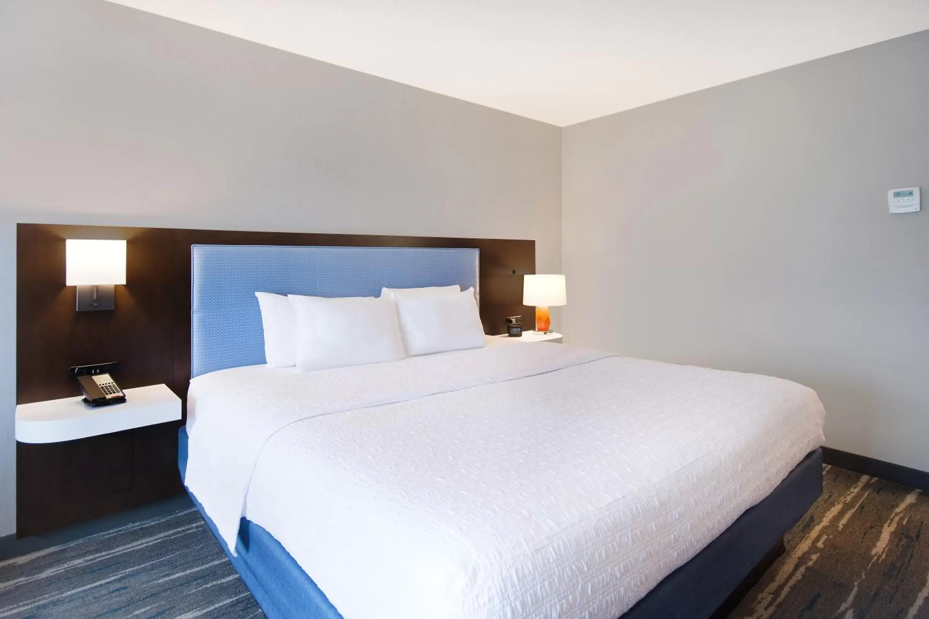 Bed in Hampton Inn & Suites Dayton-Vandalia