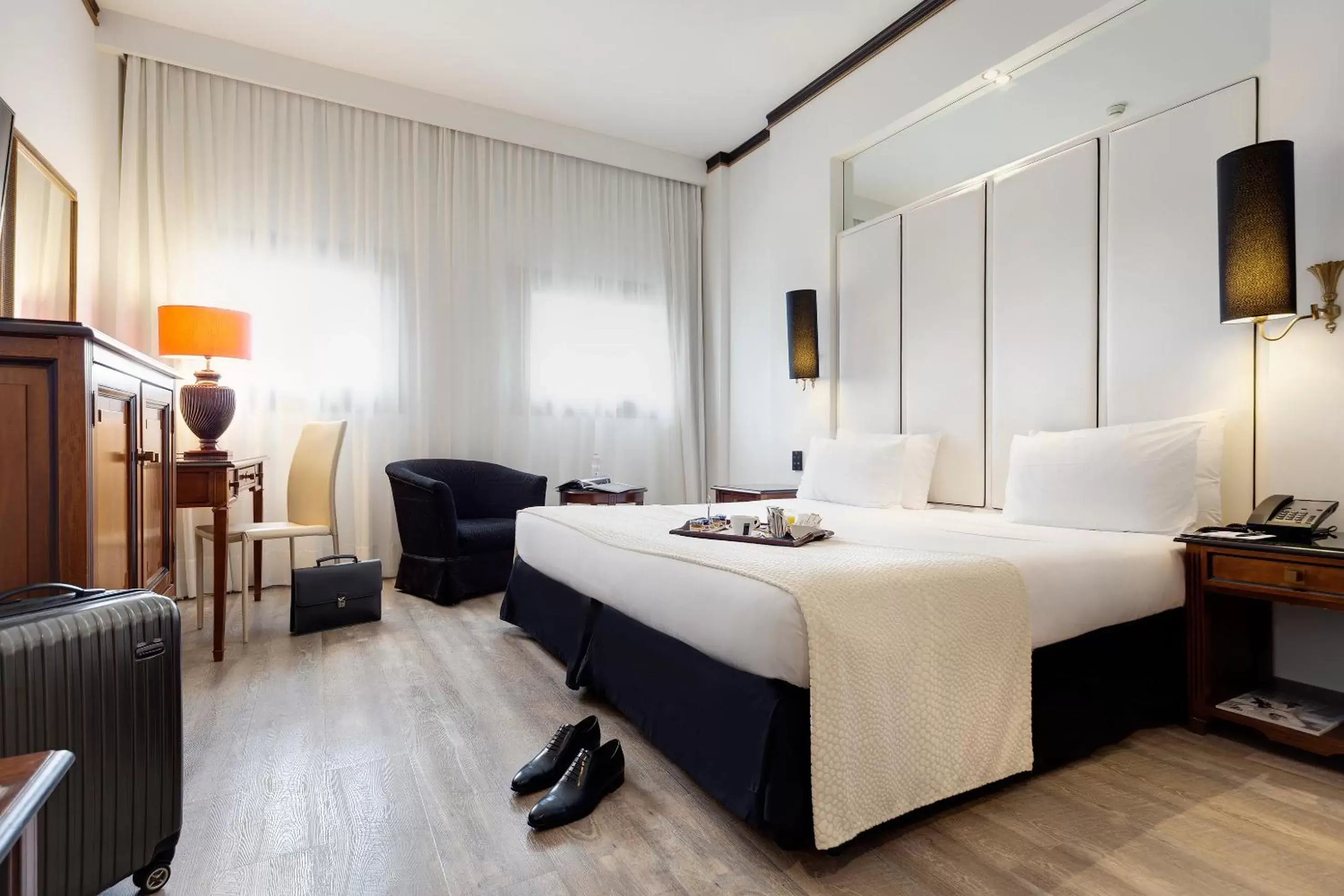 Photo of the whole room, Bed in Meliá Milano