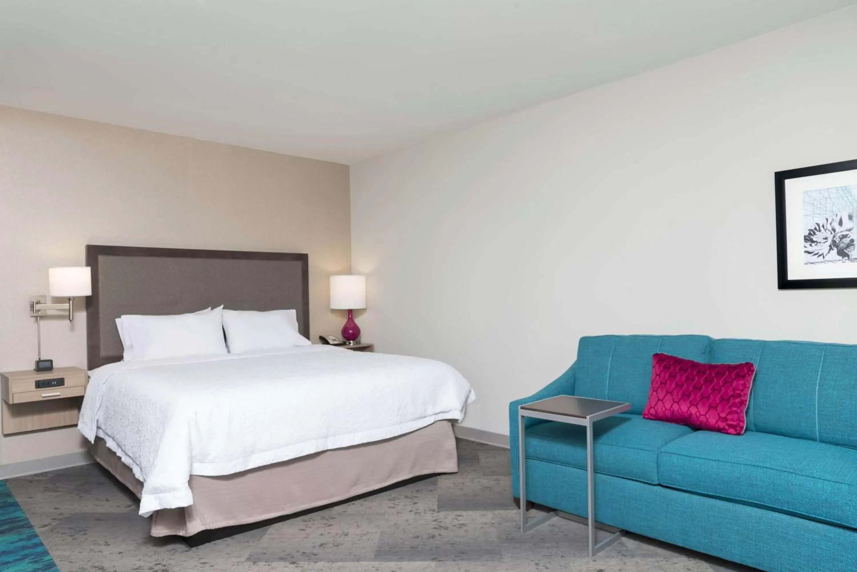 Bed in Hampton Inn & Suites by Hilton Chicago Schaumburg IL