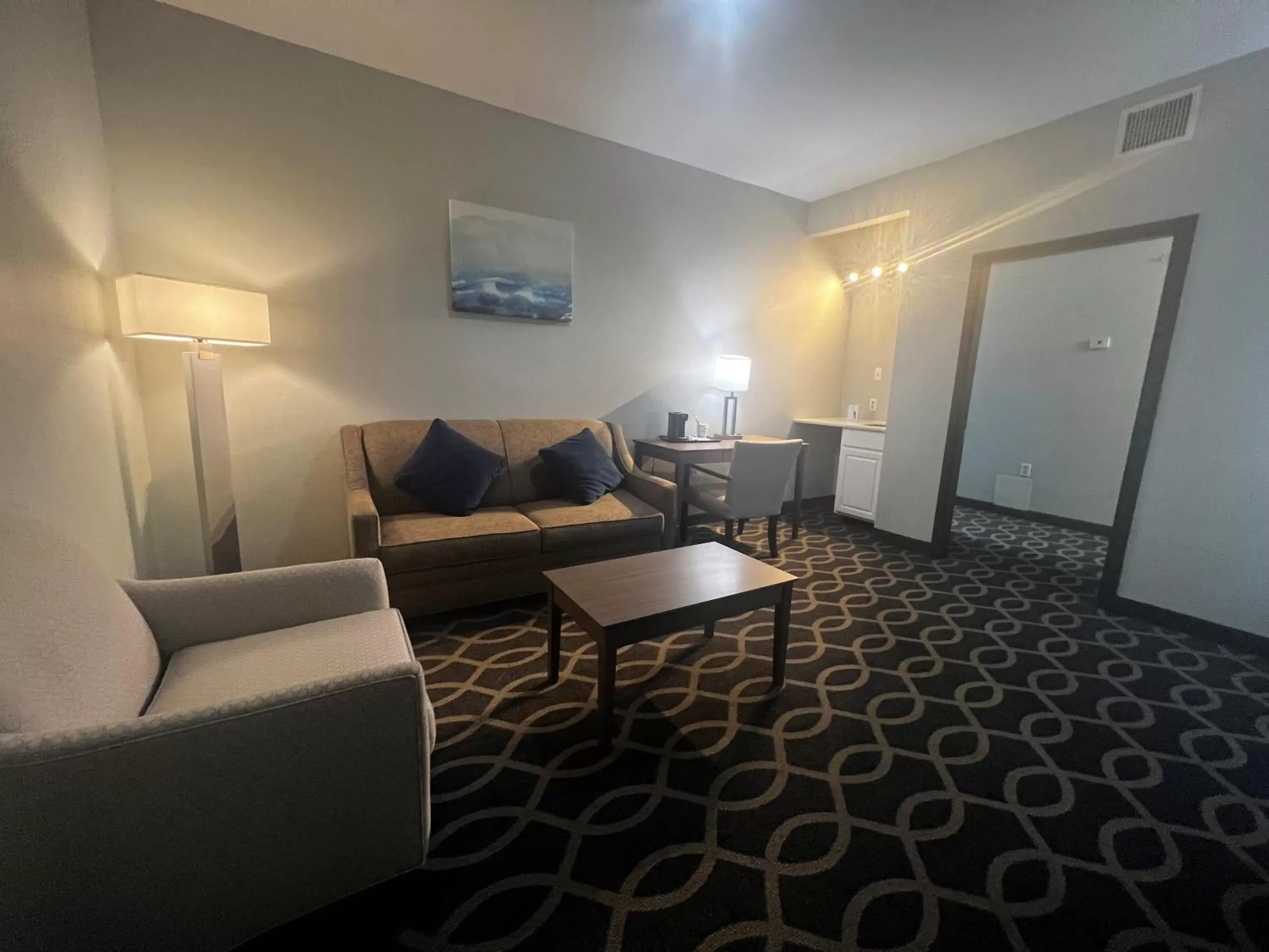 Living room, Seating Area in Wingate by Wyndham Humble/Houston Intercontinental Airport