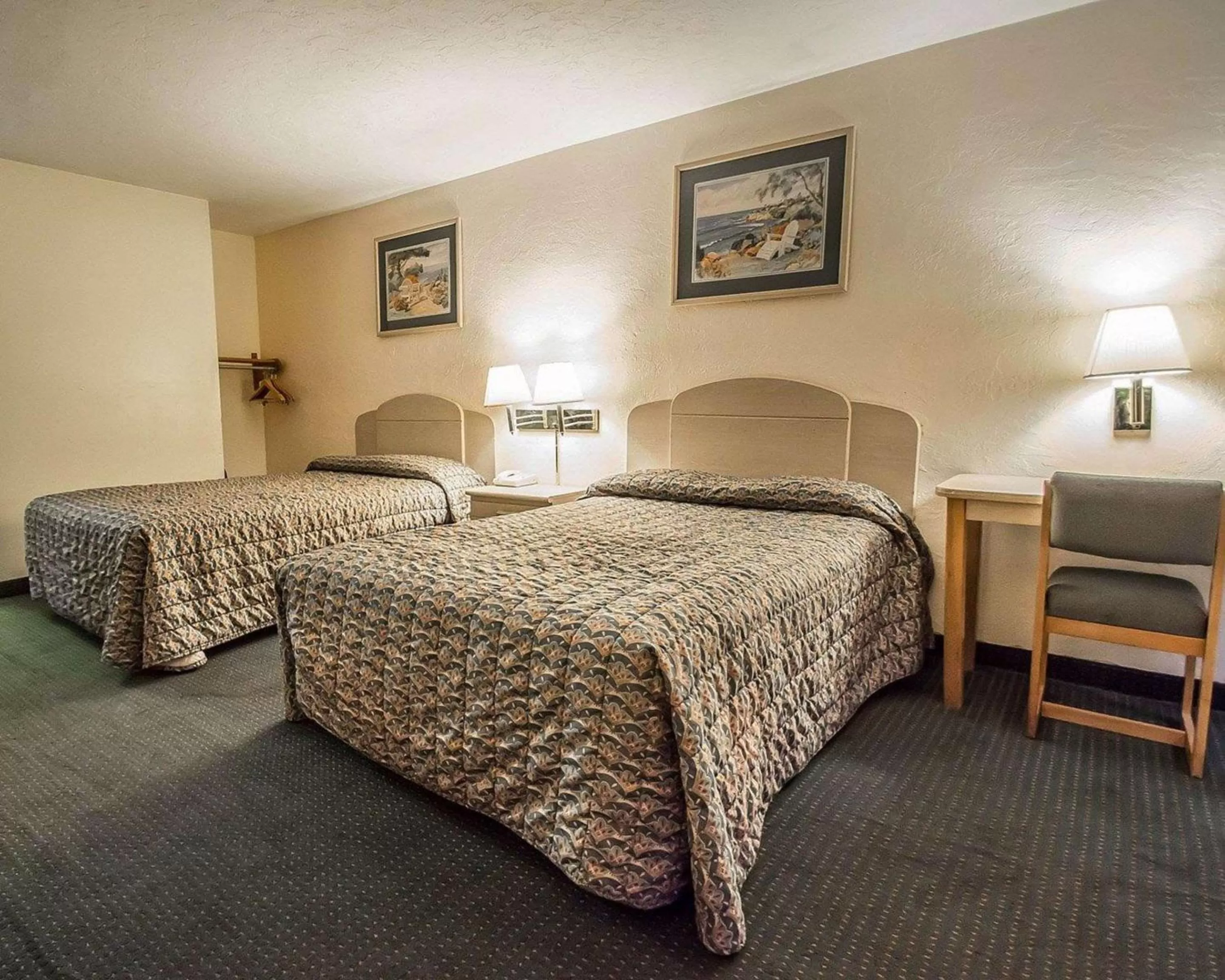Photo of the whole room, Bed in Rodeway Inn Gainesville - University Area