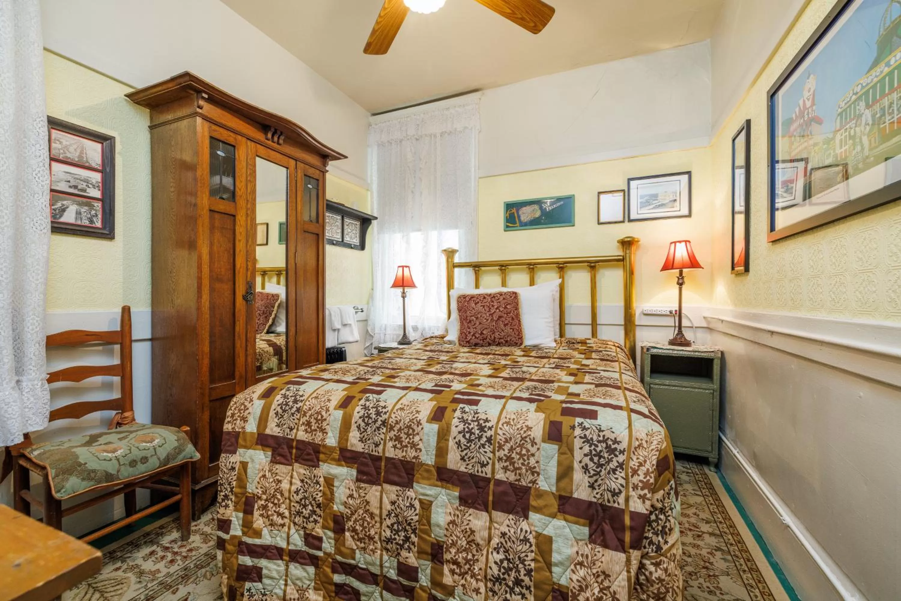 Bedroom, Bed in San Remo Hotel