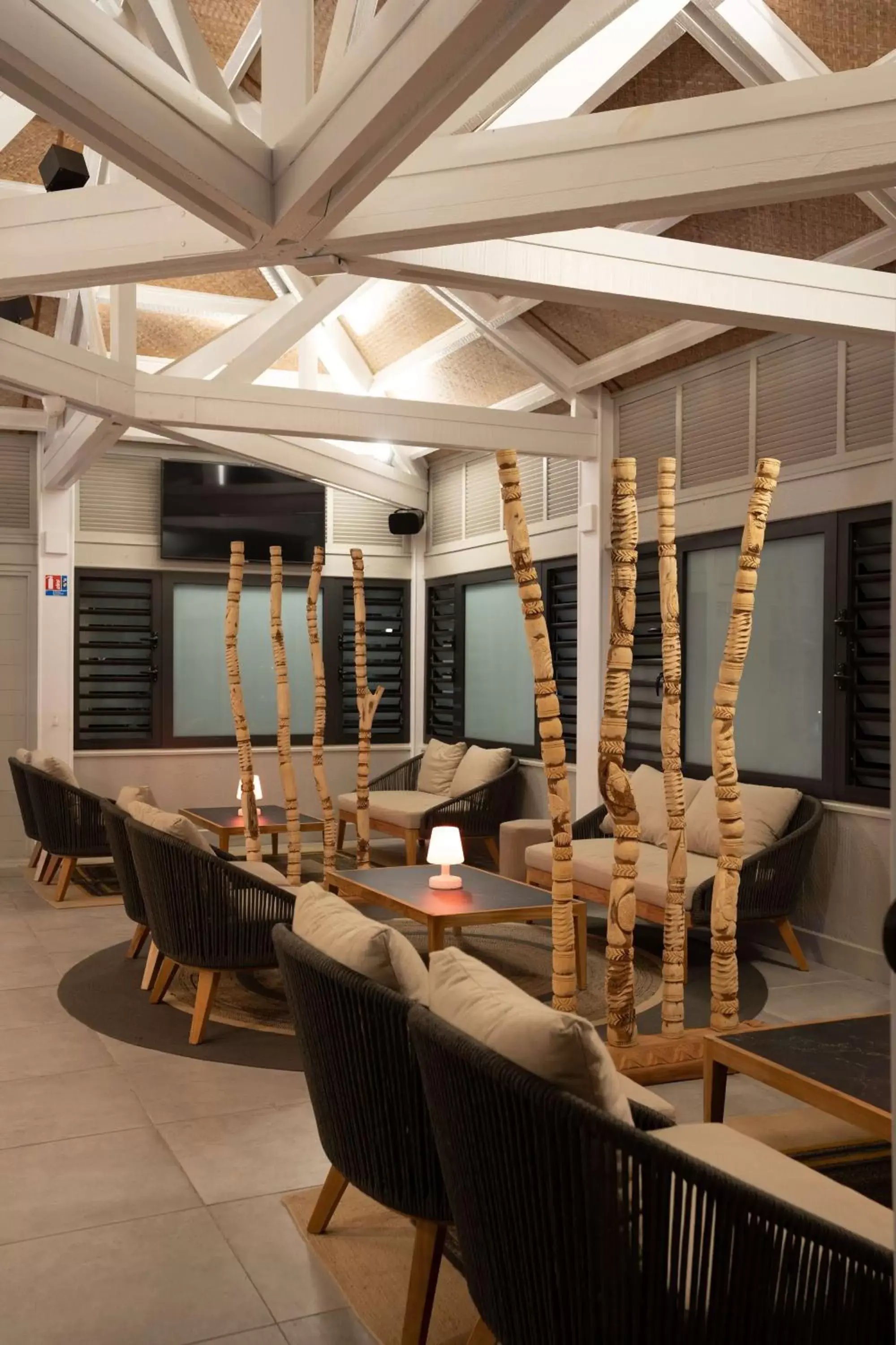 Lounge or bar in DoubleTree by Hilton Noumea Ilot Maitre Resort