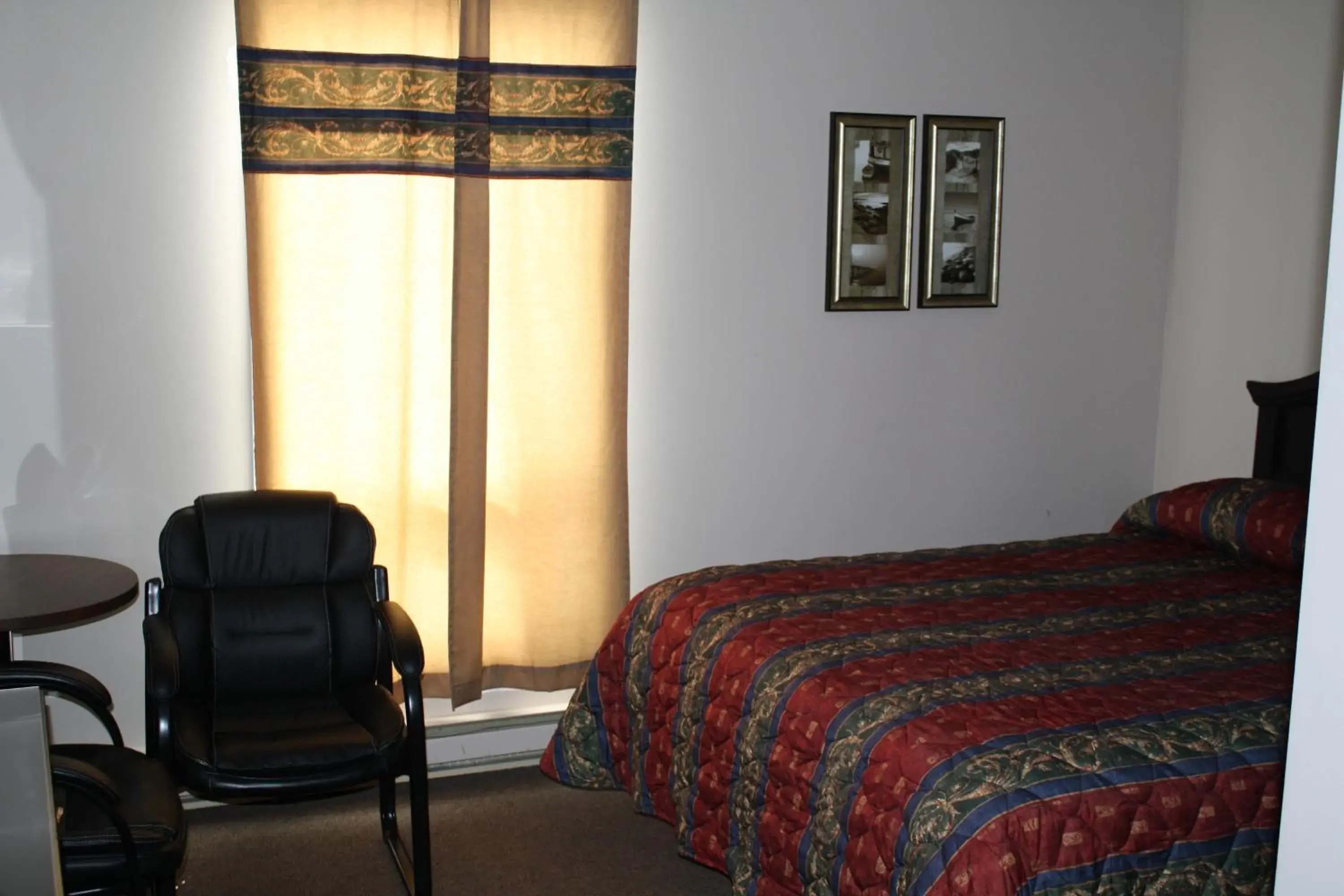 Bedroom, Bed in The Country Inn Motel