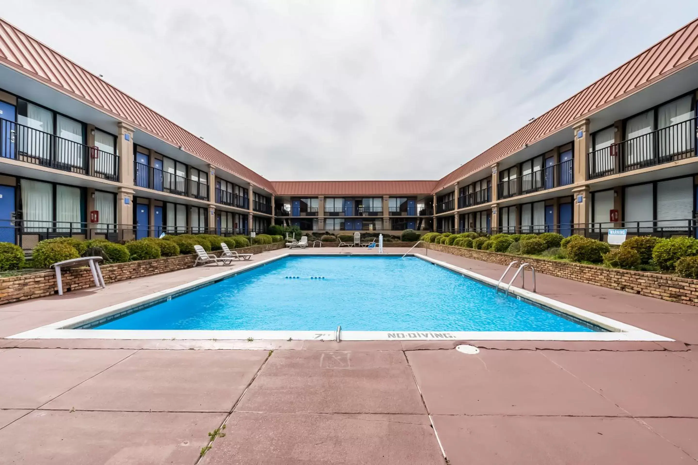 Swimming Pool in OYO Hotel Bossier City LA - Red River