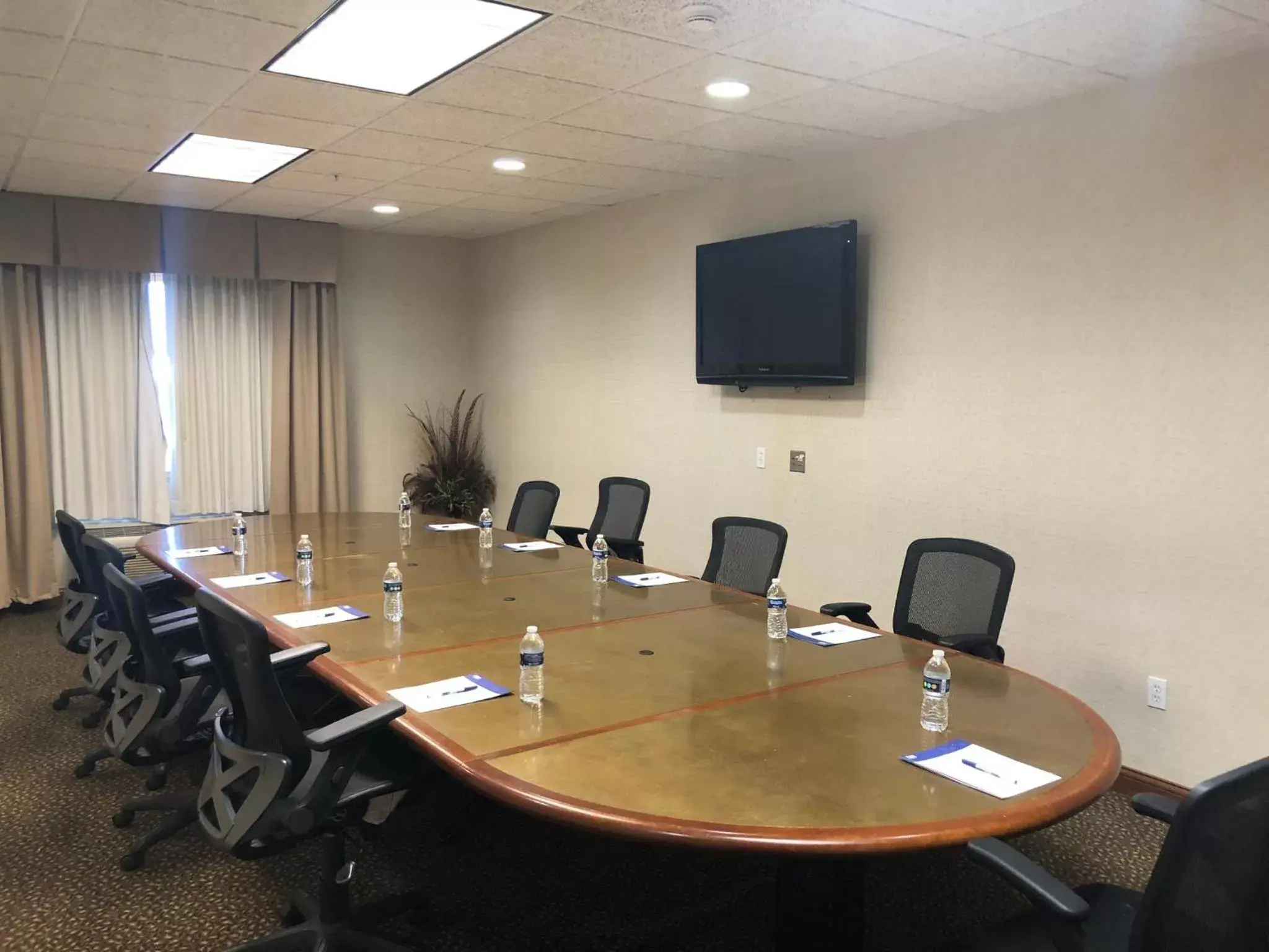 Meeting/conference room in Holiday Inn Express Hotel & Suites Howell, an IHG Hotel