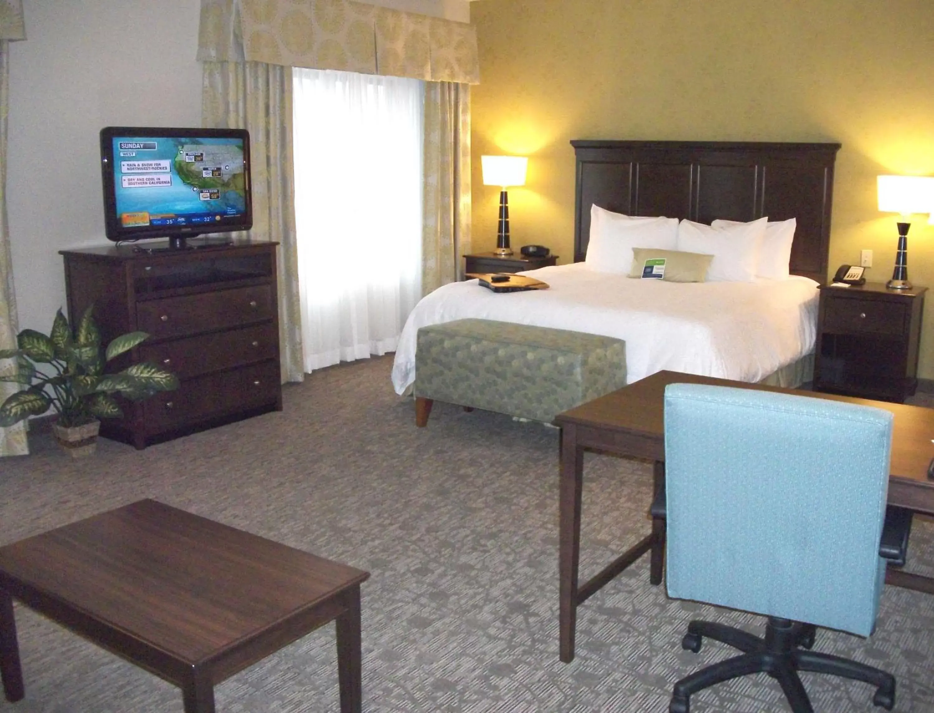 Bedroom, Bed in Hampton Inn & Suites Manteca