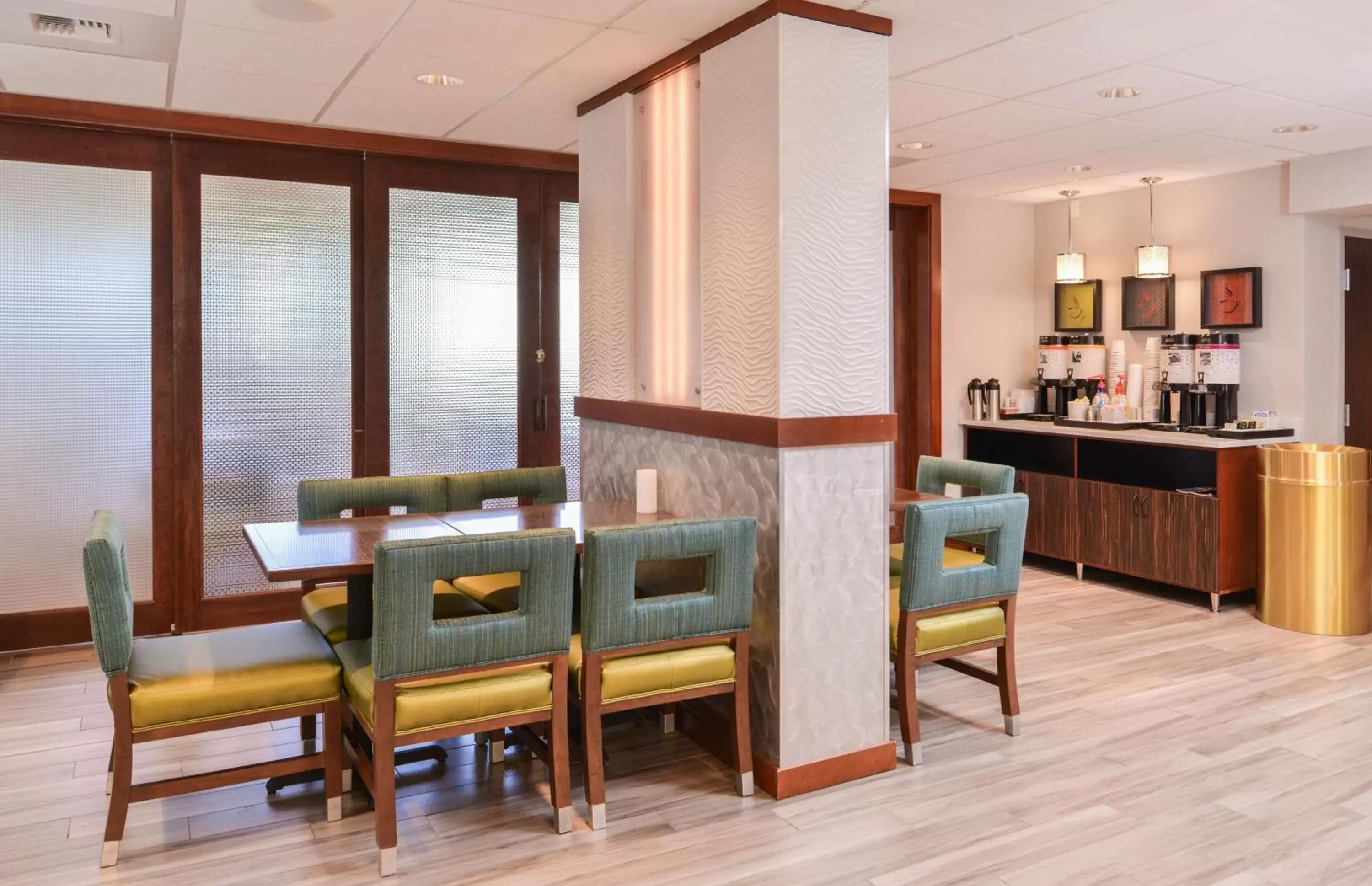 Dining area, Restaurant/Places to Eat in Hampton Inn Seattle Airport