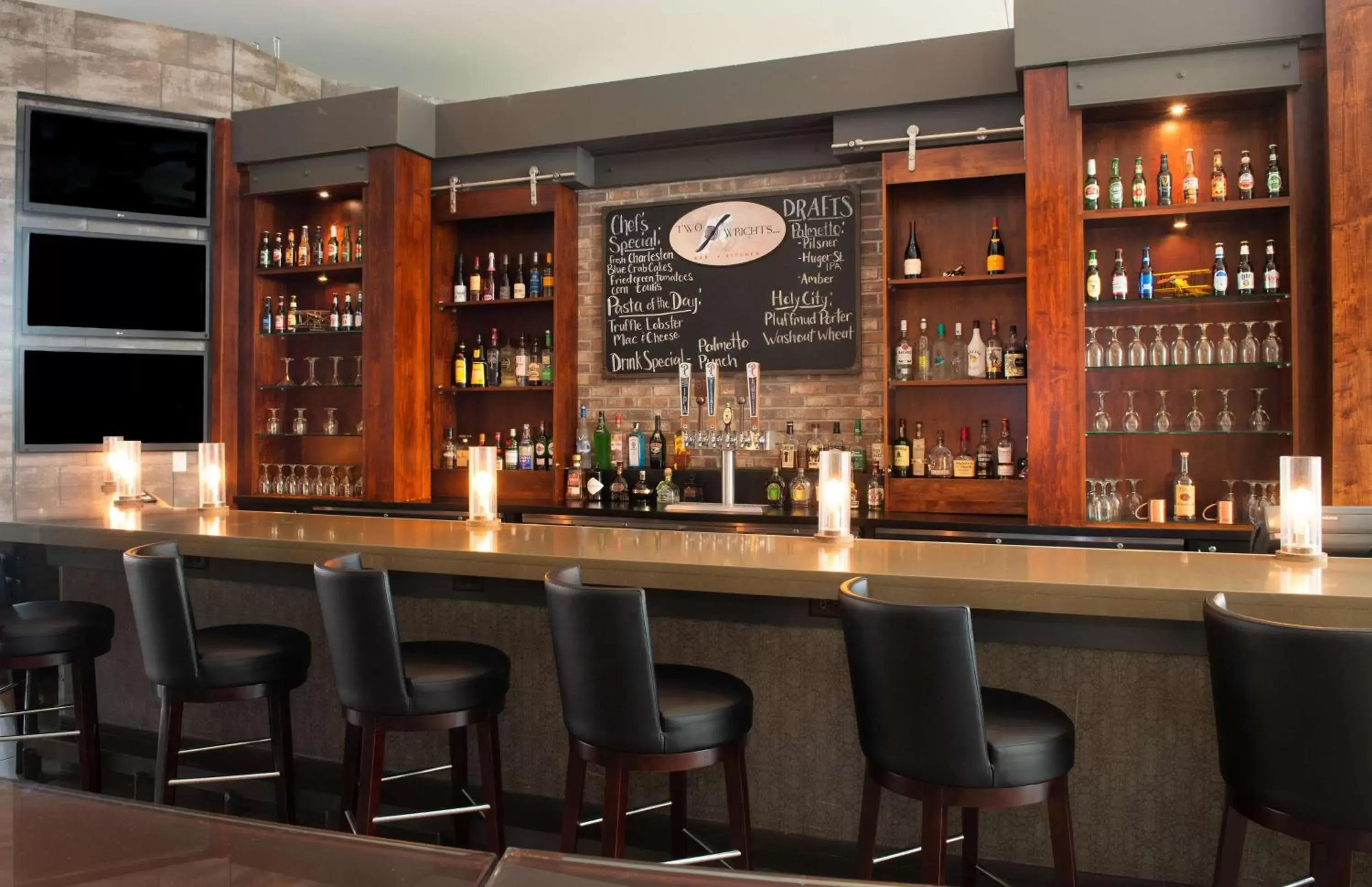 Lounge or bar, Lounge/Bar in DoubleTree Hotel & Suites Charleston Airport