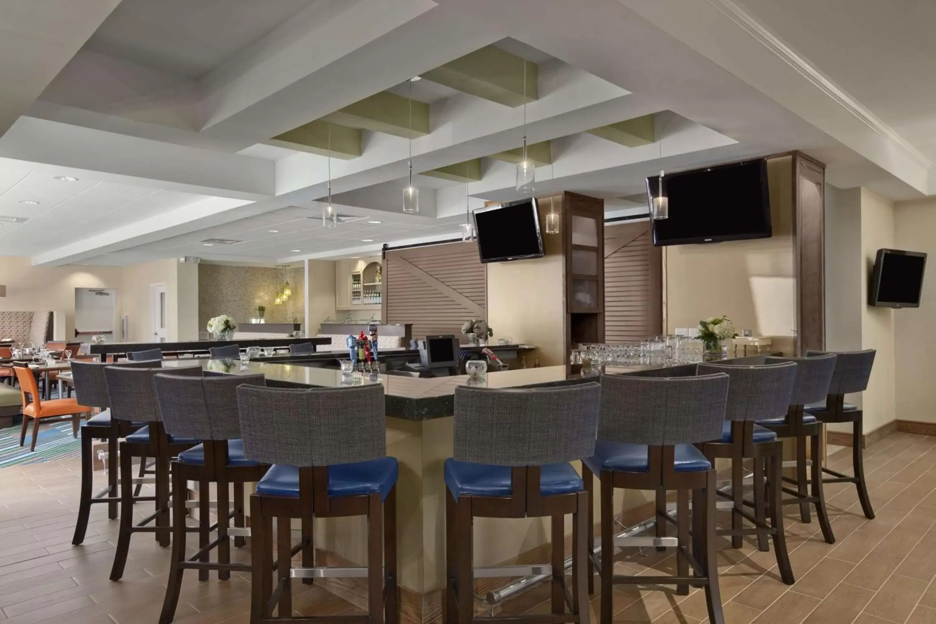 Lounge or bar, Restaurant/Places to Eat in Hilton Garden Inn Boston-Burlington