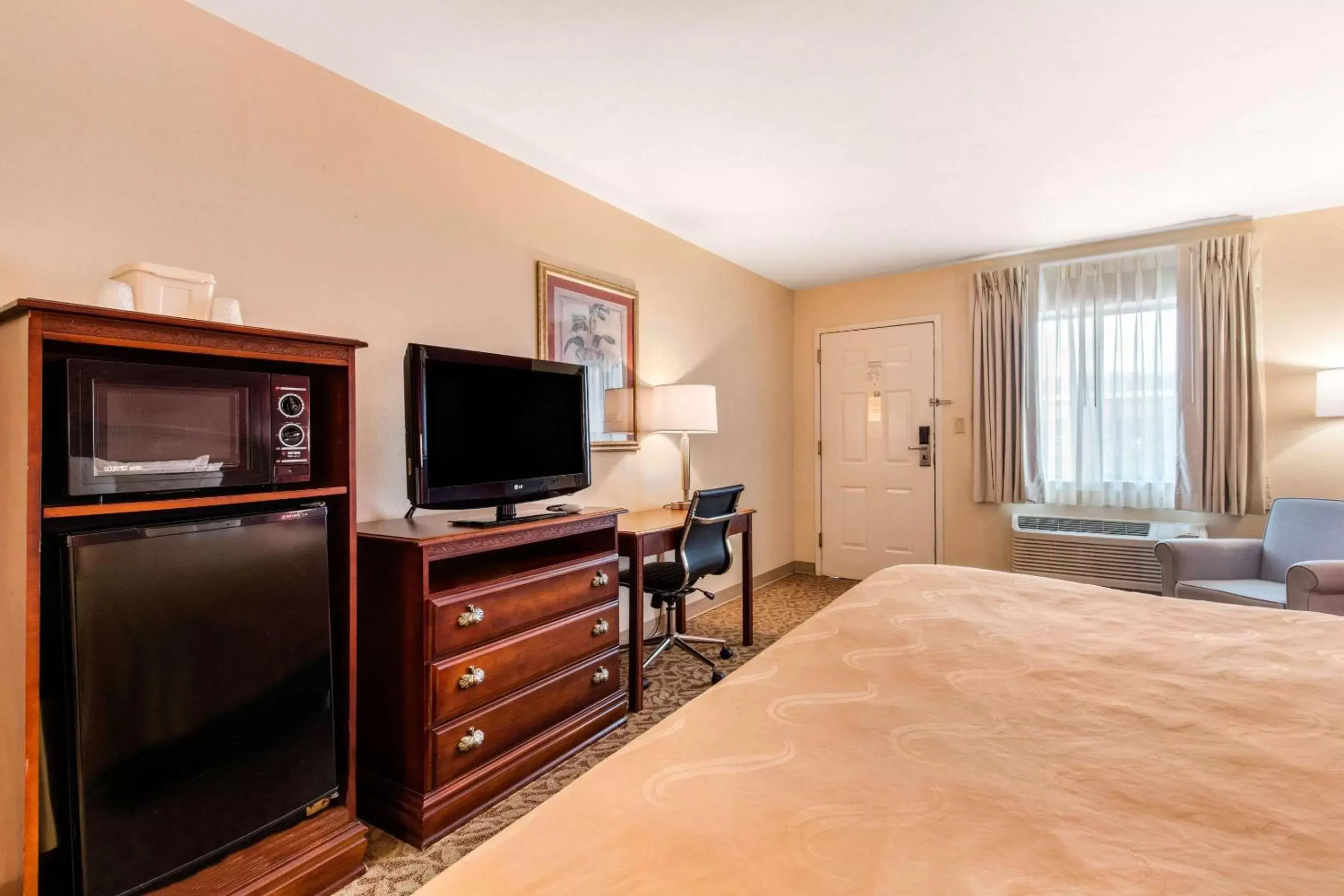 Photo of the whole room, TV/Entertainment Center in Quality Inn Pelham I-65 exit 246