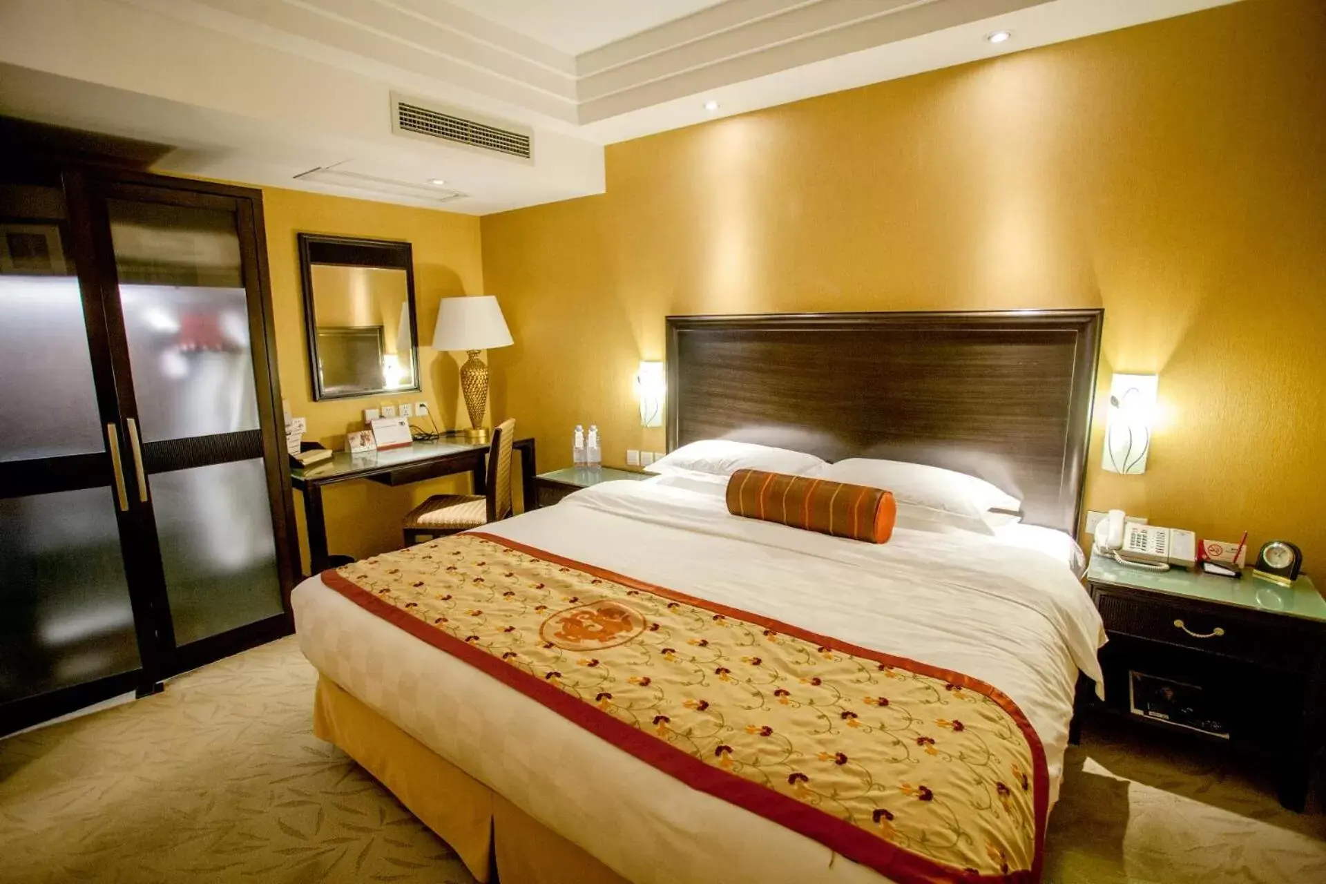 Bedroom, Bed in Sunworld Dynasty Hotel Beijing Wangfujing