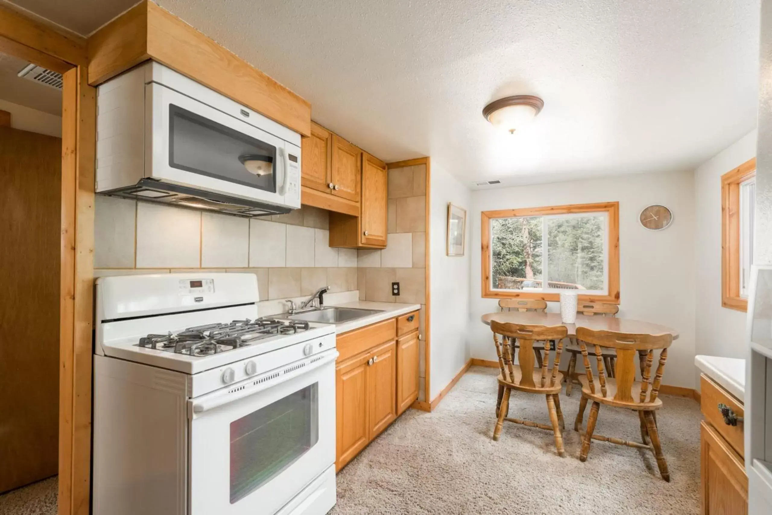 Kitchen/Kitchenette in Ponderosa Lodge