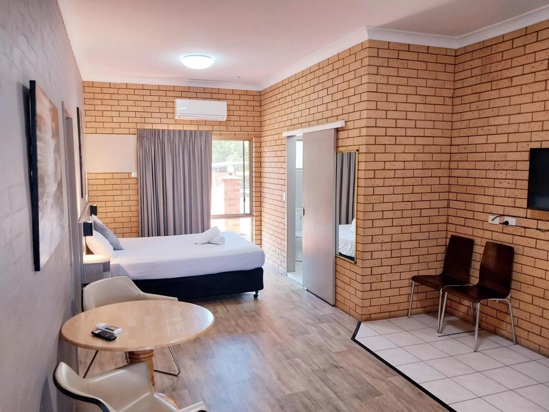 Bed in Tallarook Motor Inn